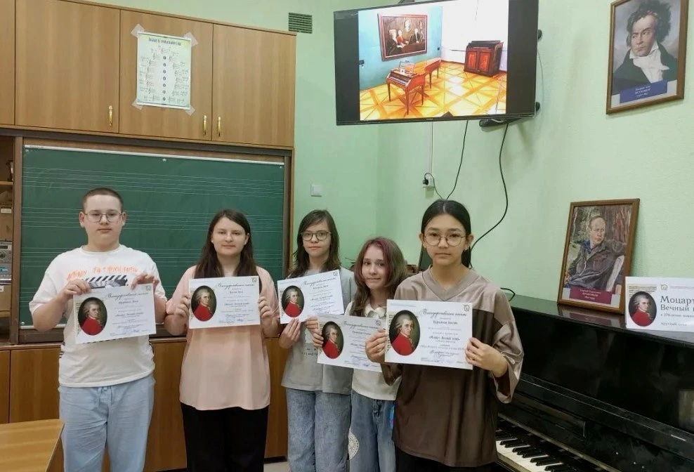 Путешествие в эпоху Моцарта: юные музыканты погрузились в мир великого композитора
На днях в нашей ш