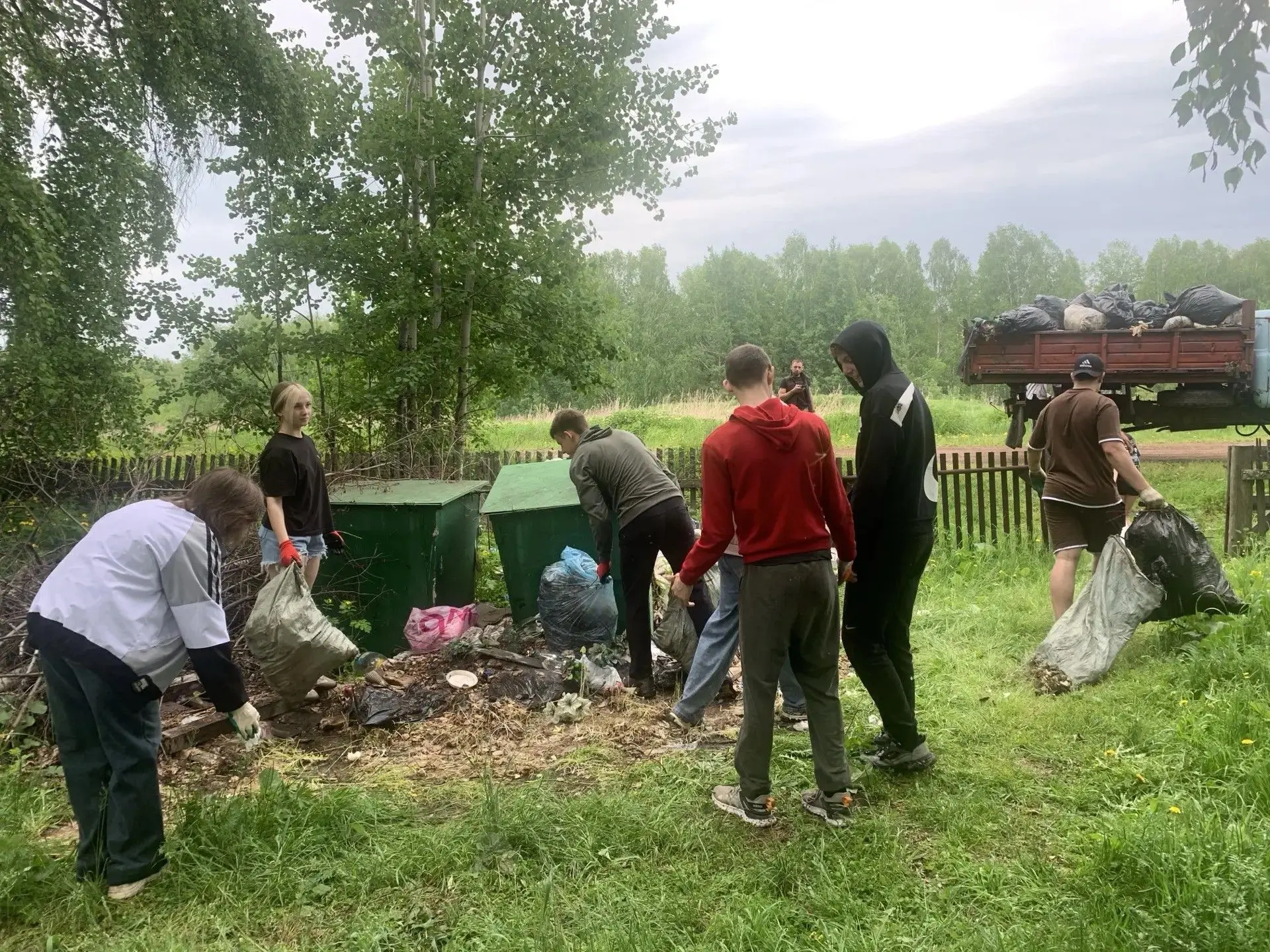 🧹Юноши и девушки из ТОС в с. Межово трудятся не покладая рук, чтобы наша общая память оставалась чи