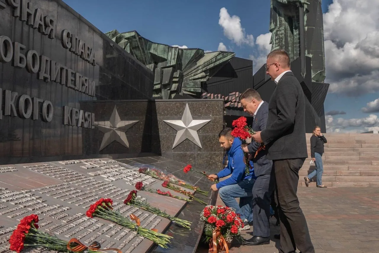 🕊В День освобождения Донбасса от немецко-фашистских захватчиков в ДНР молодогвардейцы ...