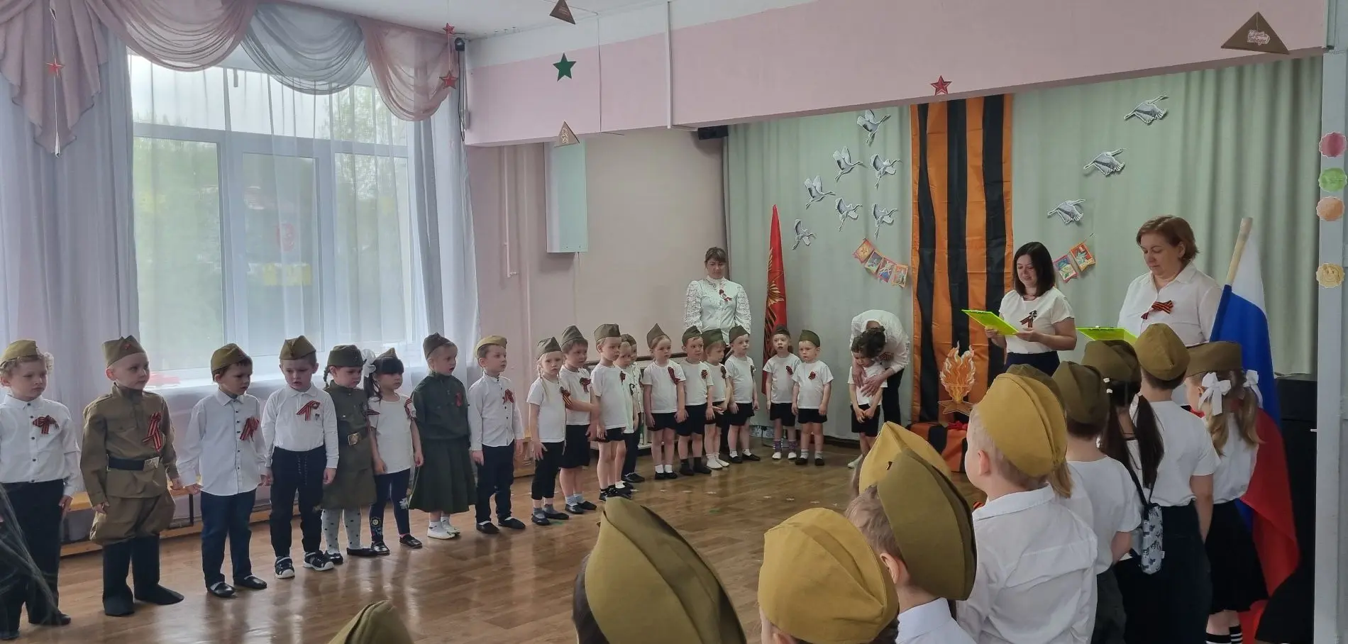 Праздничный смотр строя и песни в детском саду - это еще один способ развития патриотических чувств 