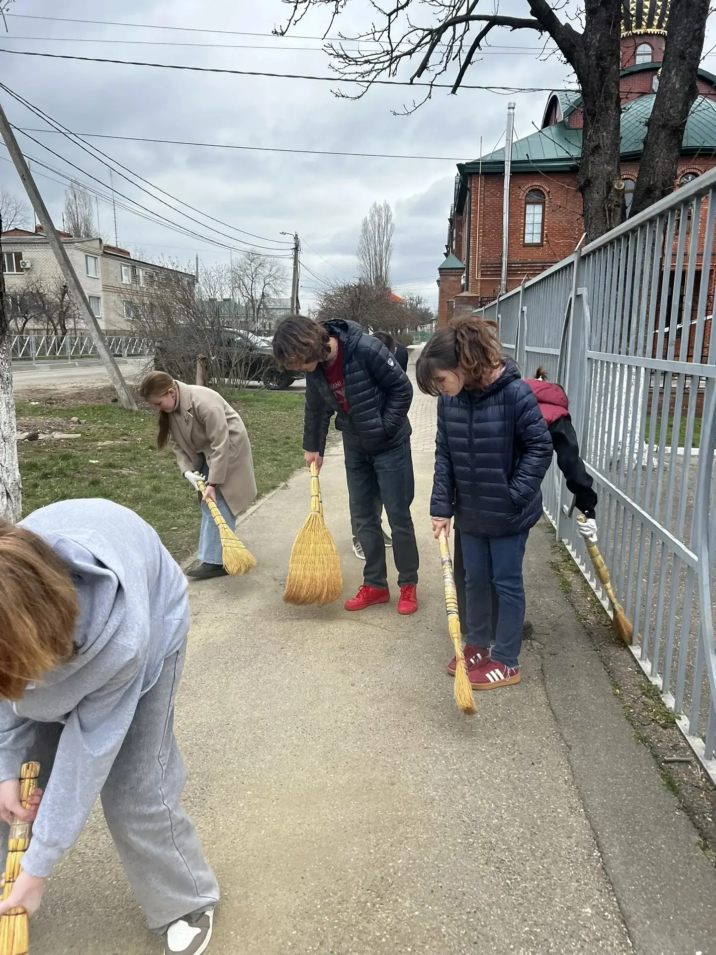 🤲ДЕНЬ ДОБРЫХ ДЕЛ💚  ✅В МАОУ СОШ 1 прошел традиционный весенний субботник. Волонтеры  школы объединили
