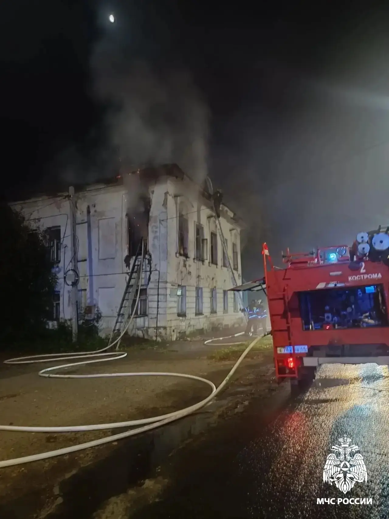 🔥 Из-за ночного пожара из дома эвакуировались 12 человек