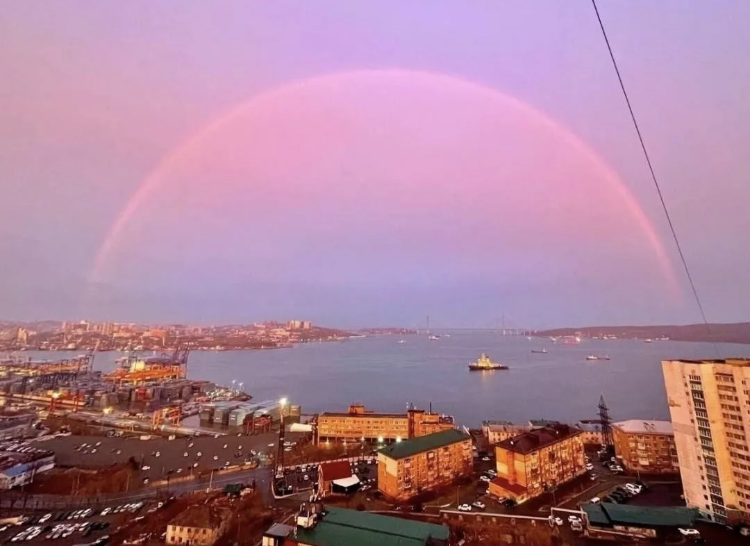 🌈 Полная радуга наблюдалась во Владивостоке над бухтой Золотой Рог  🗺️ 43.106085, 131.896651  👉 Экск