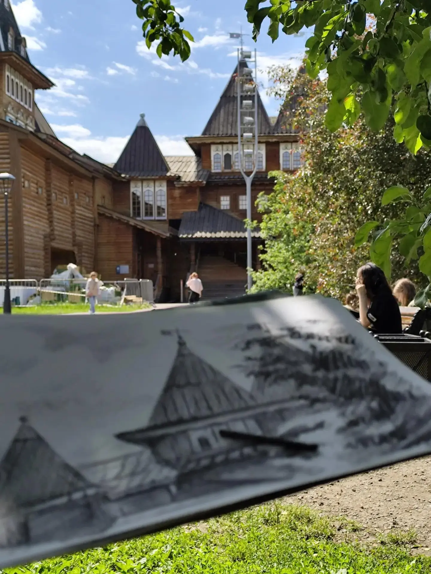 🧑‍🎨 Пленэр в самом сердце истории: ученики художественных классов здания «Варшавское» рисуют в Кол