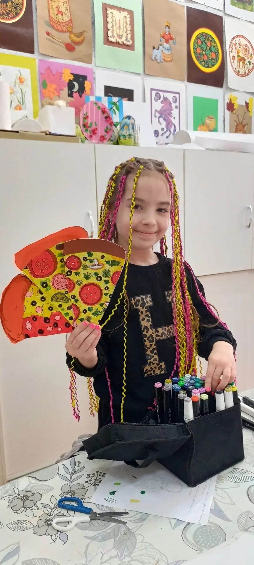 Делимся с вами крутыми фотоснимками с кулинарного занятия по рисованию! 🧑‍🍳🧑‍🎨
Наша дружная кома