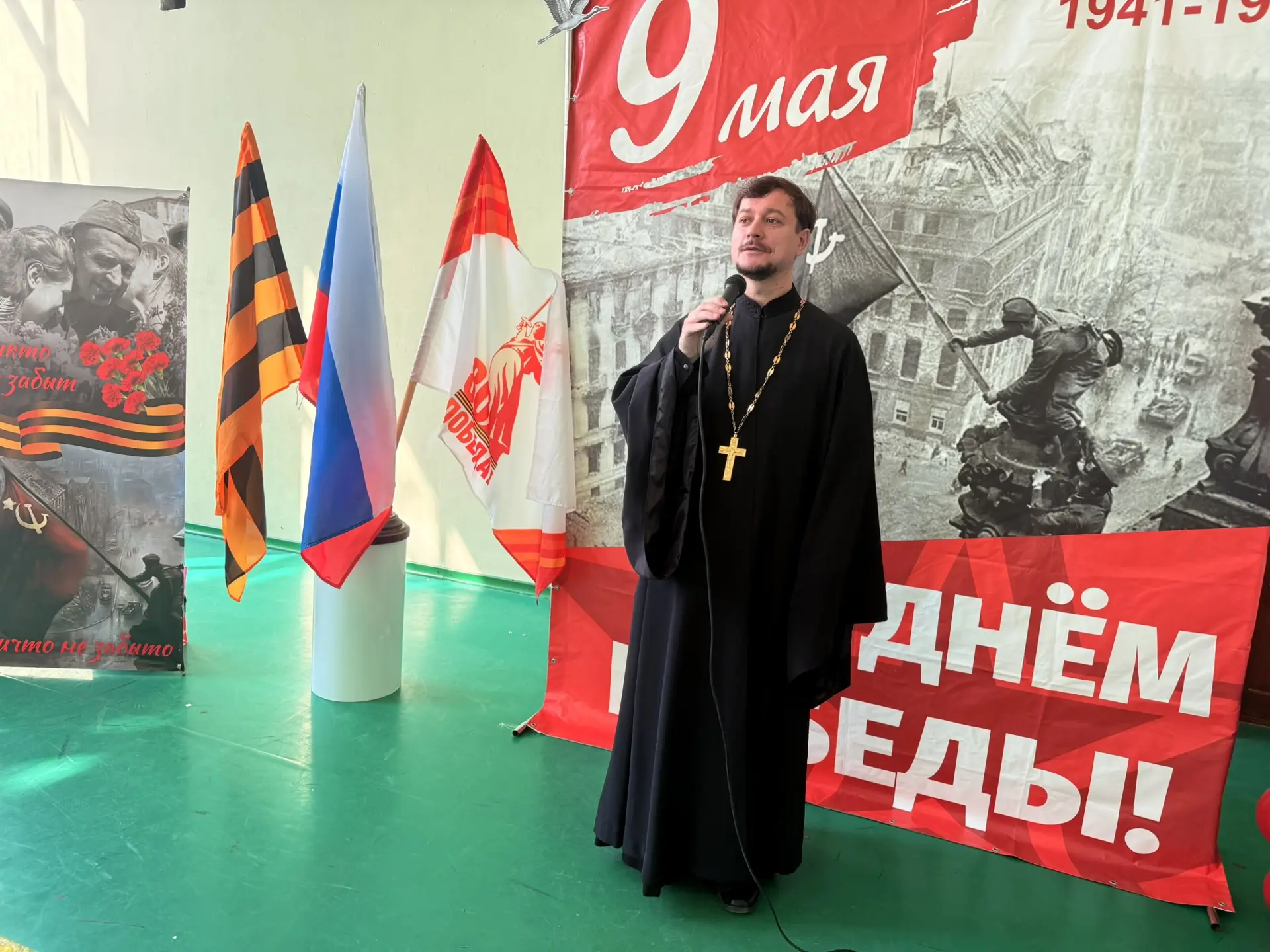⭐️7 мая в МАОУ "Школа 70" прошло традиционное мероприятие   "Бессмертный полк", объединившее  ученик