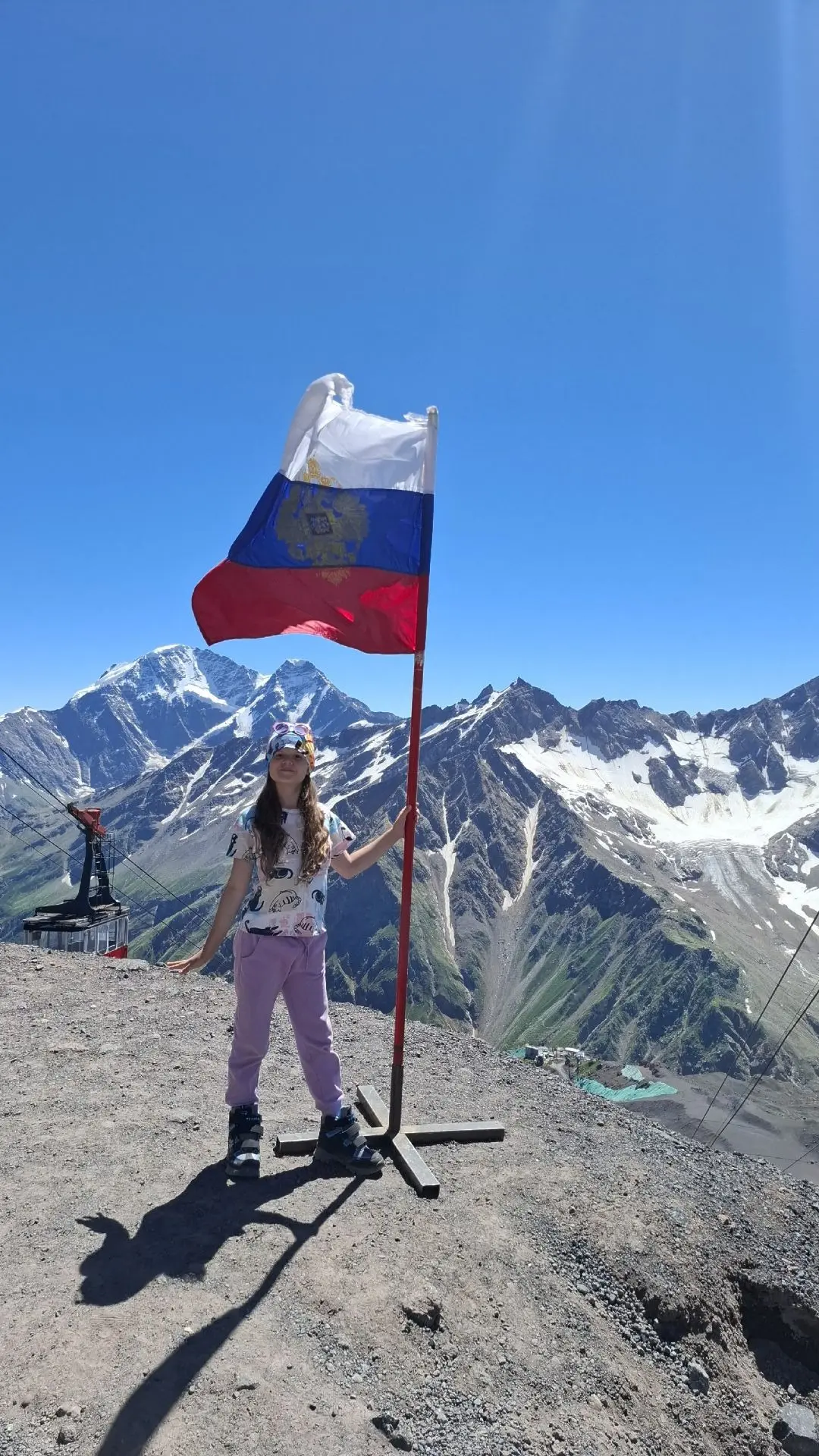 В День Государственного флага России ученица 3 "В" класса Лаврентьева Евгения покорила ...