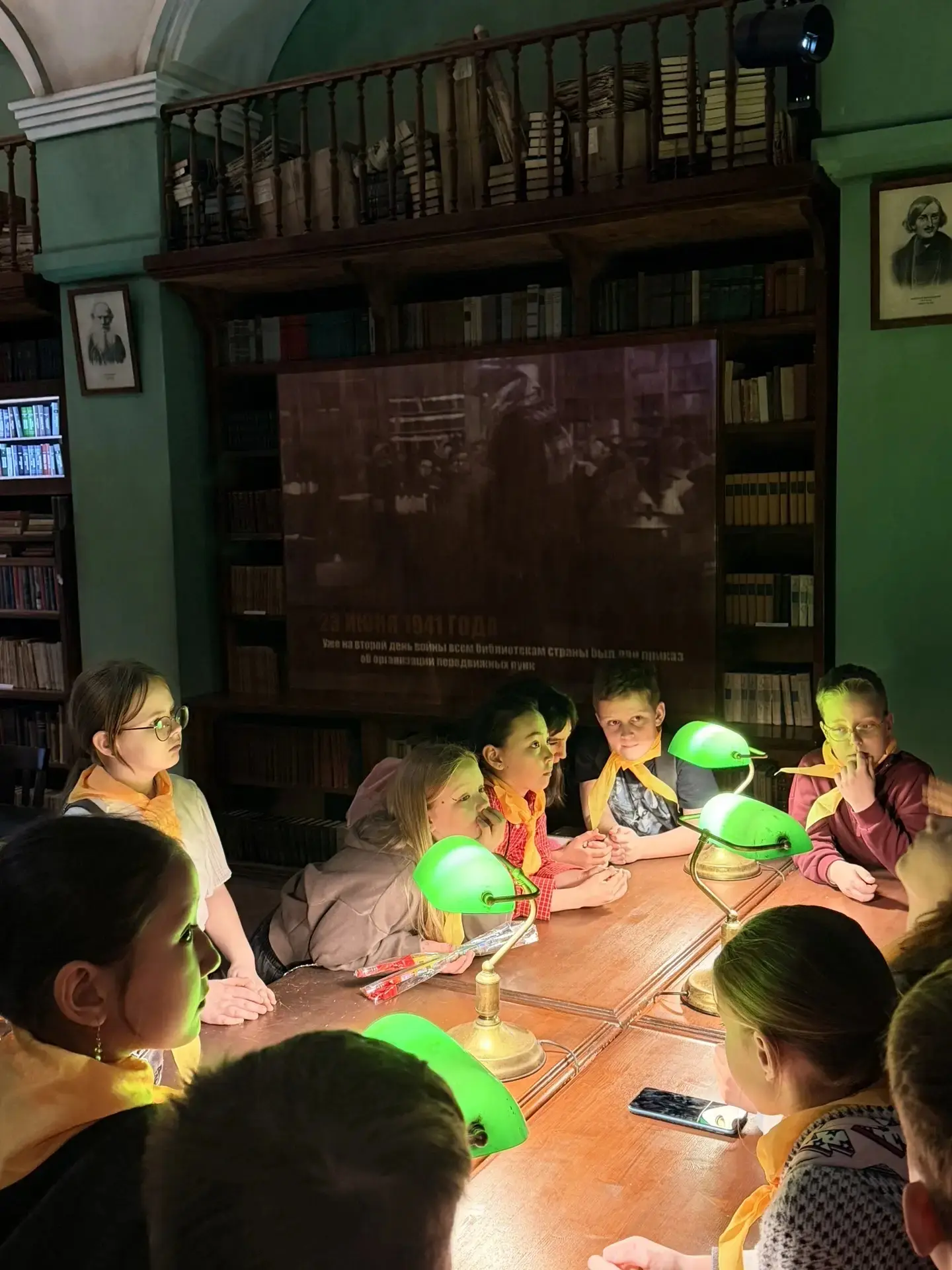🎒 Ученики 3 «А» и 3 «Д» классов побывали на экскурсии «Подвиг народа» в Музее Победы. В интерактивно