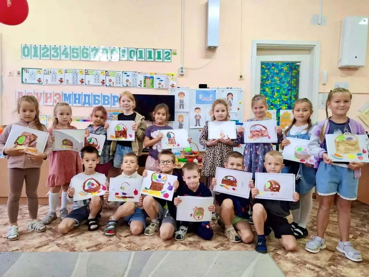 Сегодня в подготовительной к школе группе «Одуванчики» прошло занятие по художественно-...