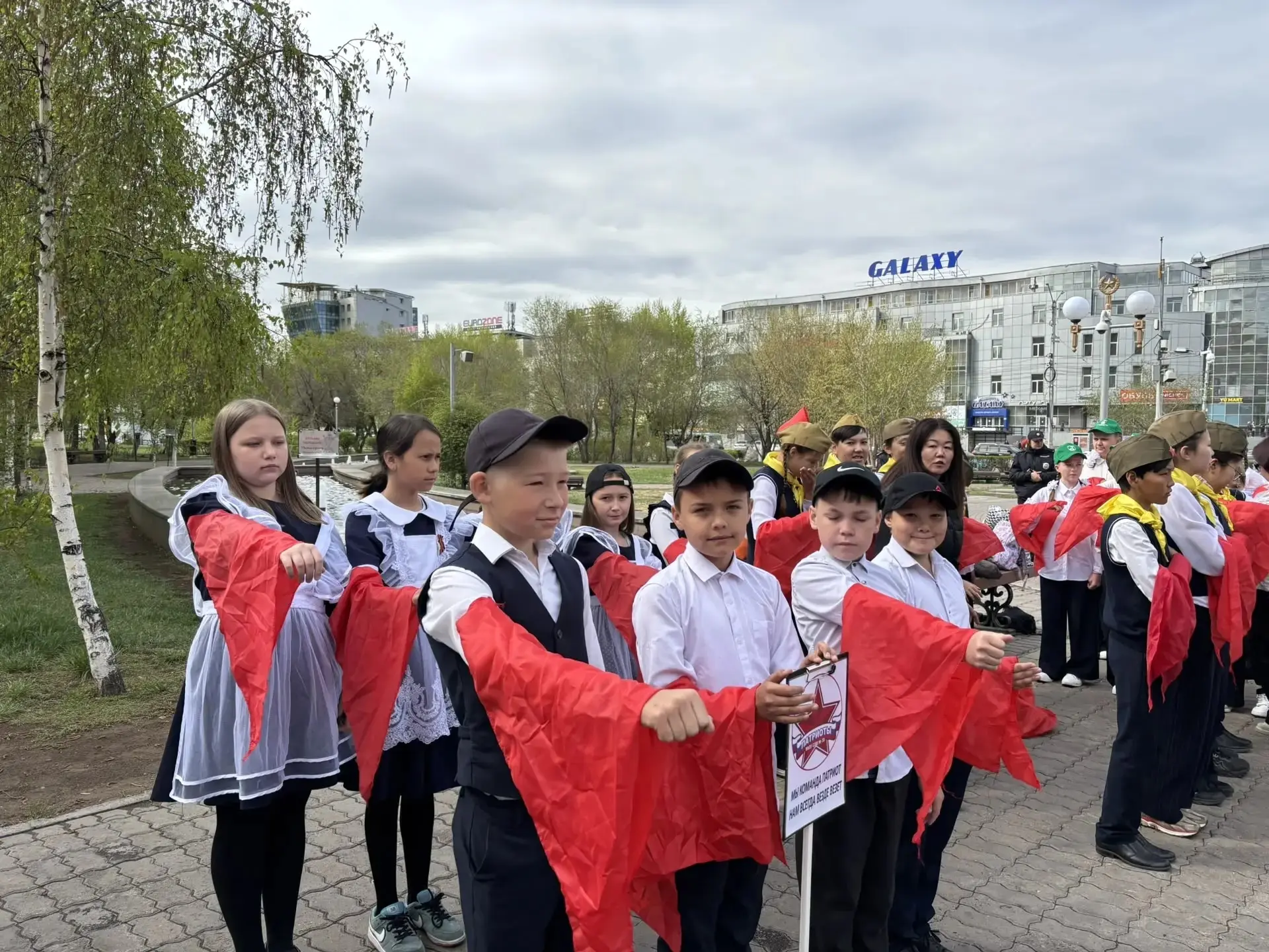 🚩 В поисках пионерского галстука: путешествие во времени!

🚩19 мая, в День пионерии, команда актив
