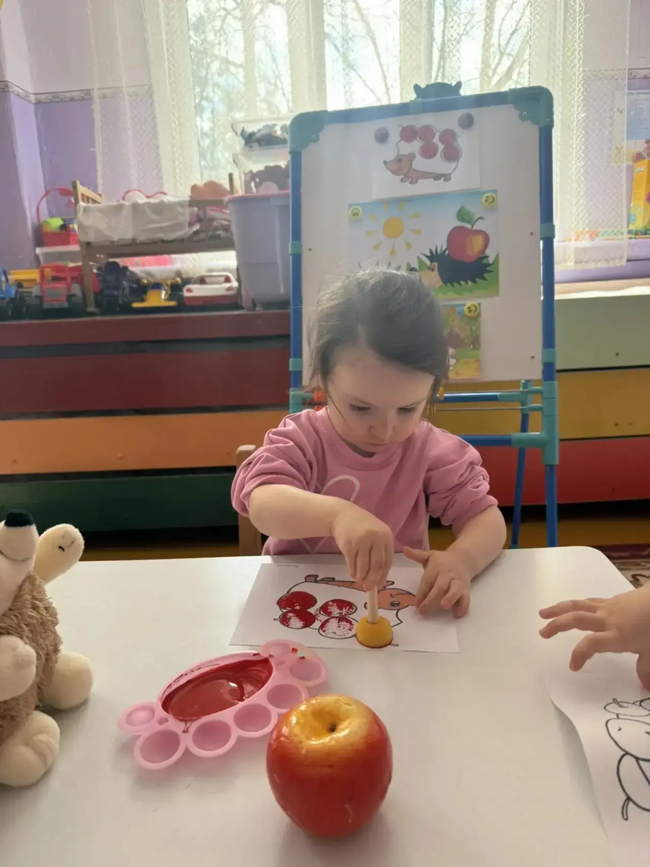 Тема: „Яблочки для ежика“.    Цель: продолжать упражнять умение детей пользоваться крас...