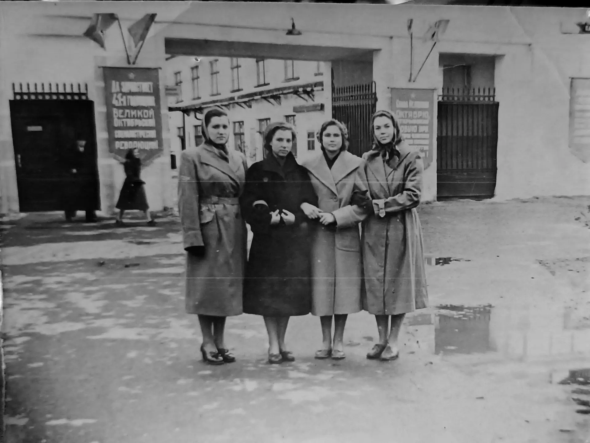 У проходной рыбоконсерного завода. Ноябрь 1958 года.