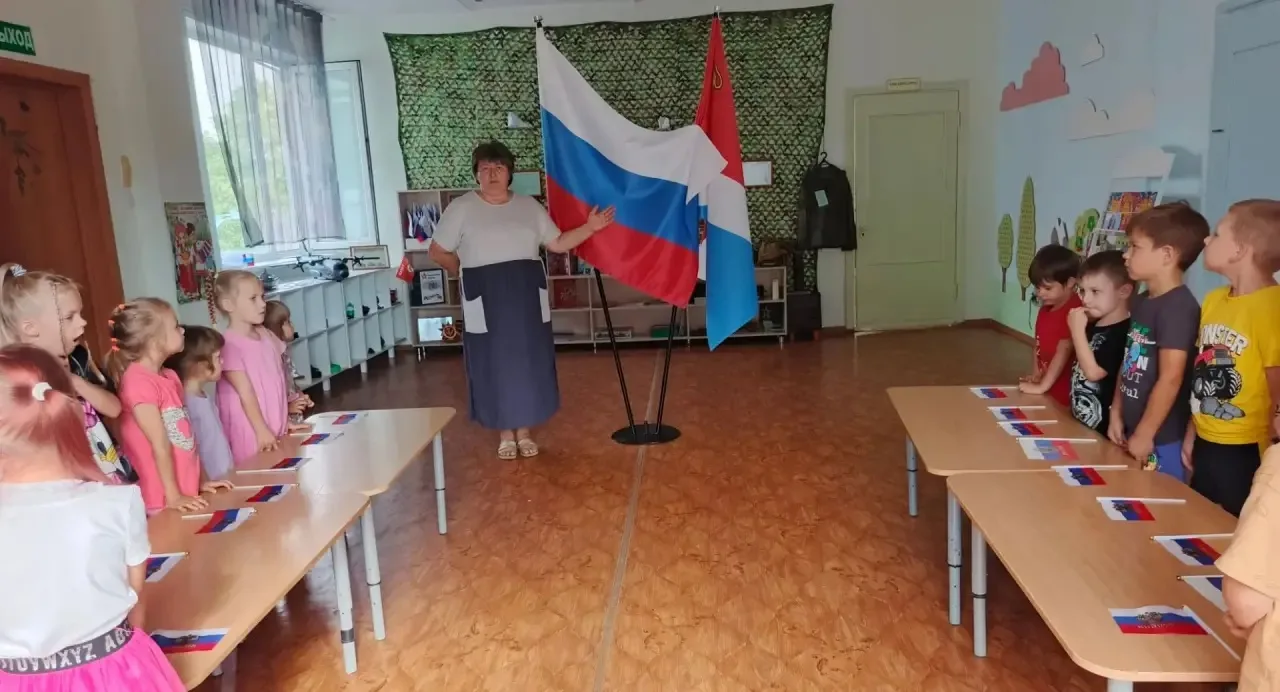 🇷🇺 В подготовительной группе «Чебурашки» прошла викторина «Наш Российский флаг». Ребя...
