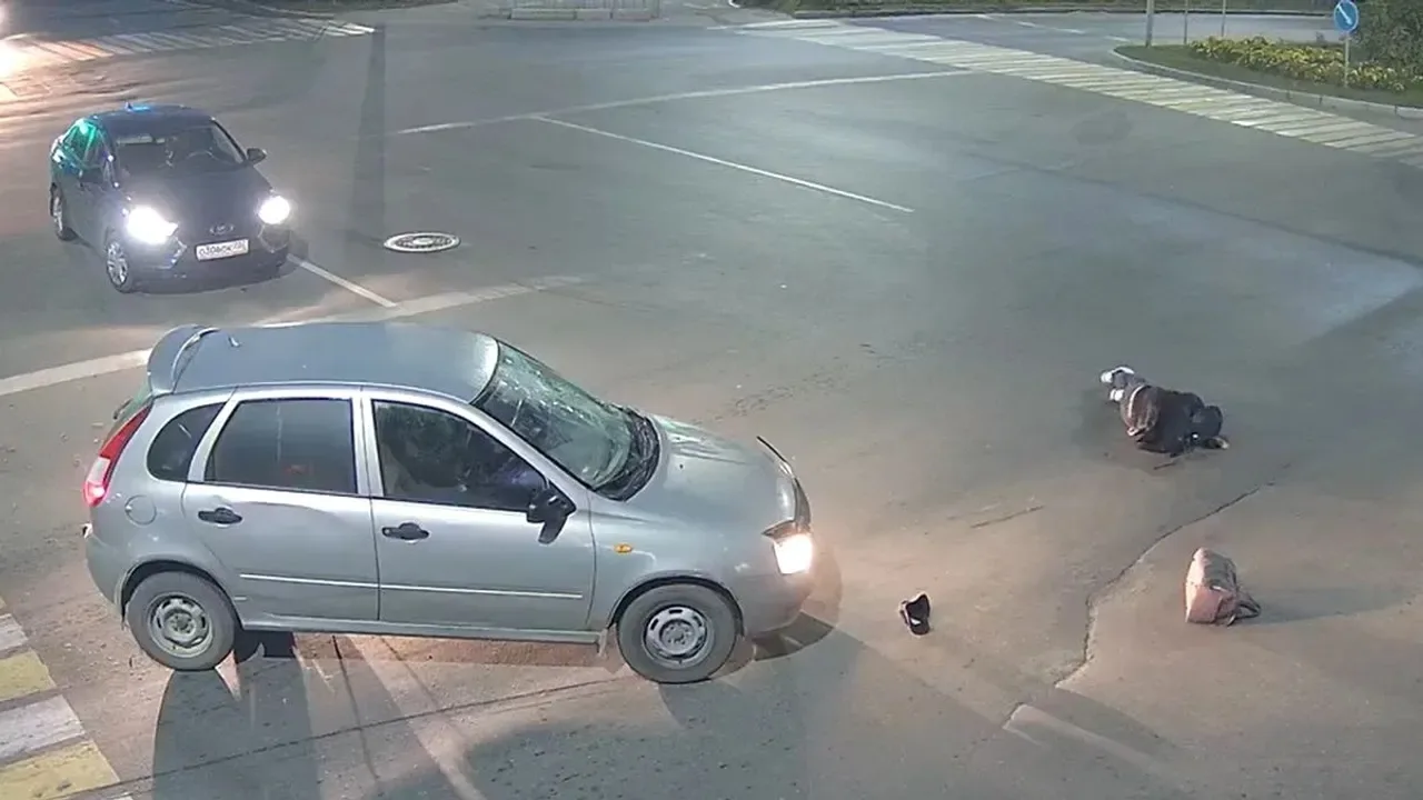 В Учалах в ДТП бегущий на красный свет пешеход перевернулся в воздухе. Подробности и ви...