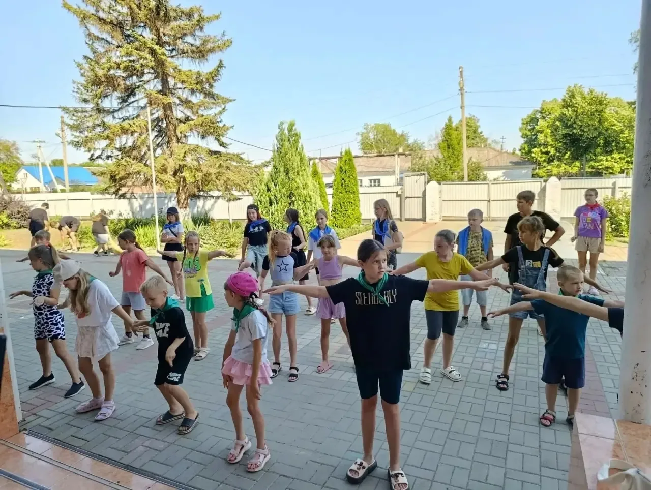 Десятый день в ЛДП "Солнышко" и ЛТО "Палитра лета" начался с традиционной зарядки и под...