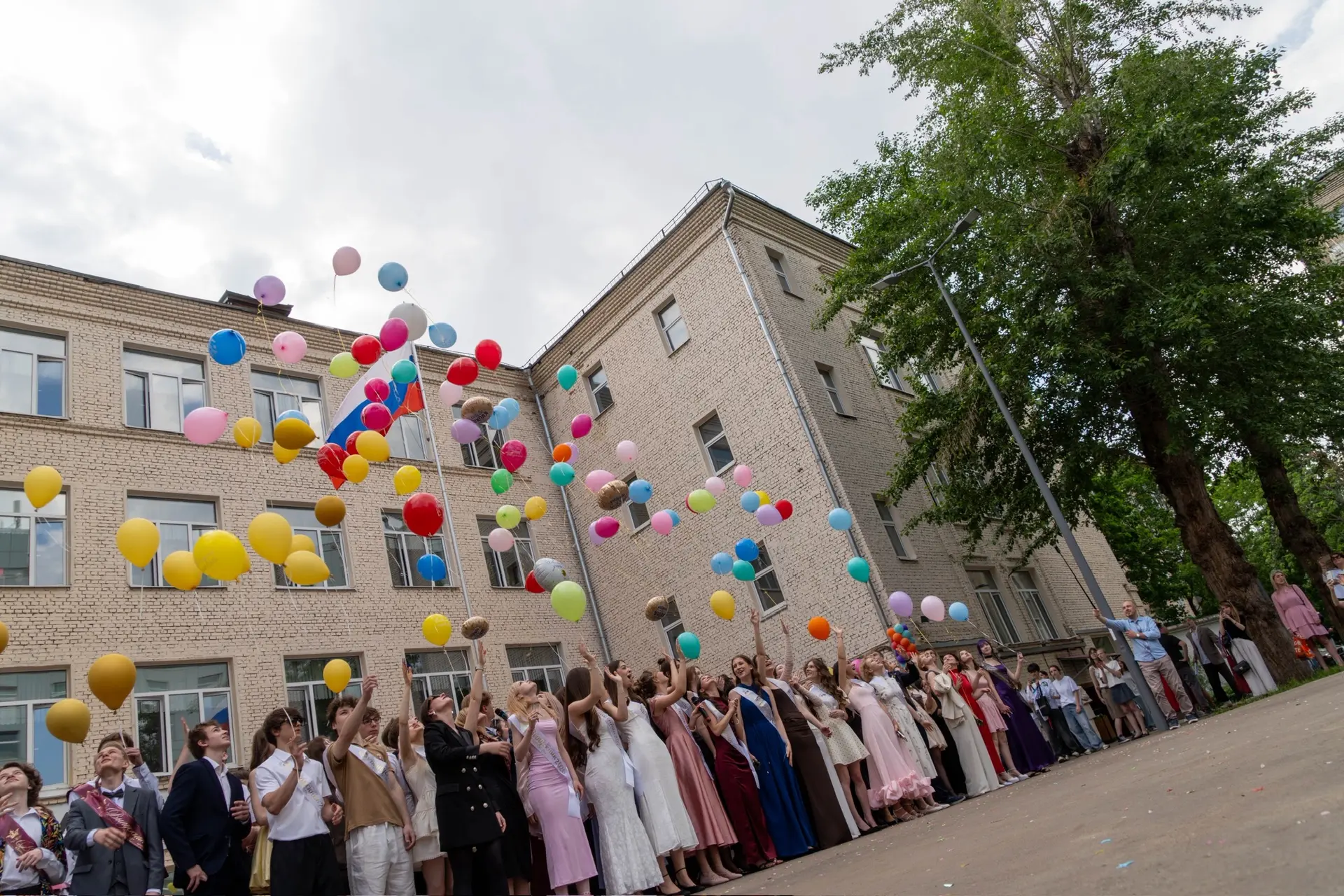 Последний звонок 2026 🔔  💔 В пятницу на школьном дворе ученики 11 классов услышали свой последний шк