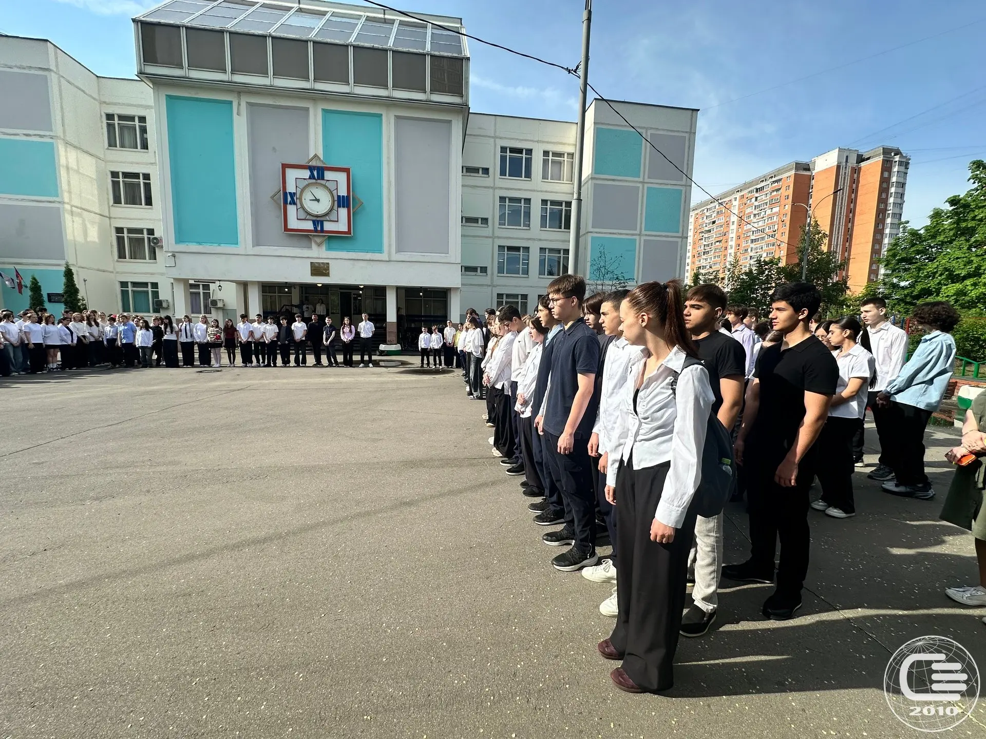 🇷🇺 Каждый понедельник в нашей школе начинается с главных символов страны: флага и гимна России.  ❤️ 