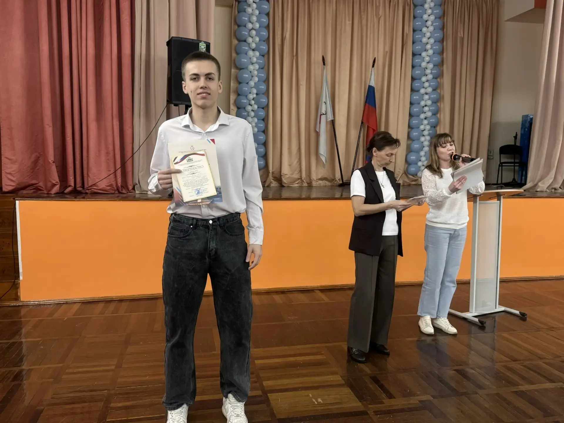 🇷🇺Традиционно утро понедельника началось с "Разговоров о важном" и поднятием флага в актовом зале, н
