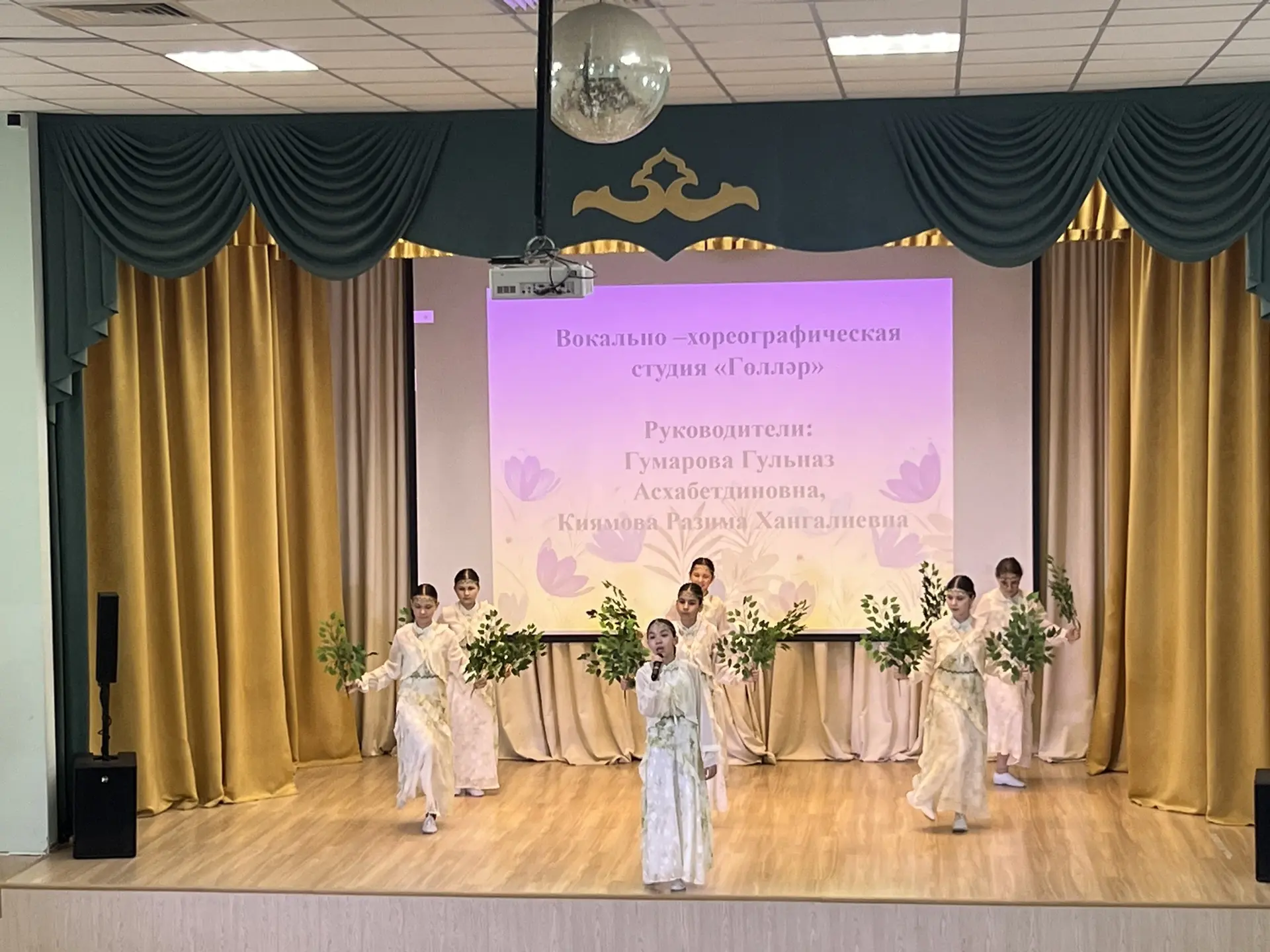 ✔️21 майда безнең гимназиядә өстәмә белем бирү түгәрәкләренең иҗади отчет концерты узды.  Сәхнәдә ха