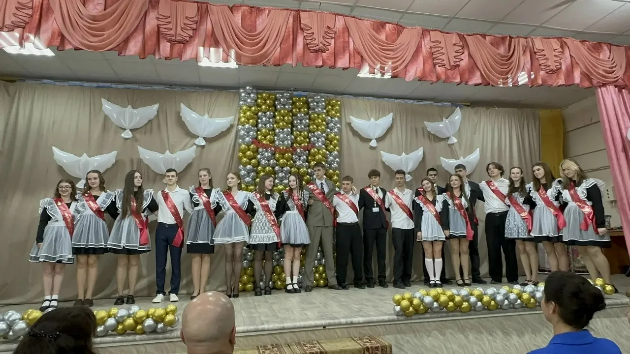 Позади последние уроки,  И немного грусть таится в вас,  Не такими строгими с порога  Вдруг учителя 