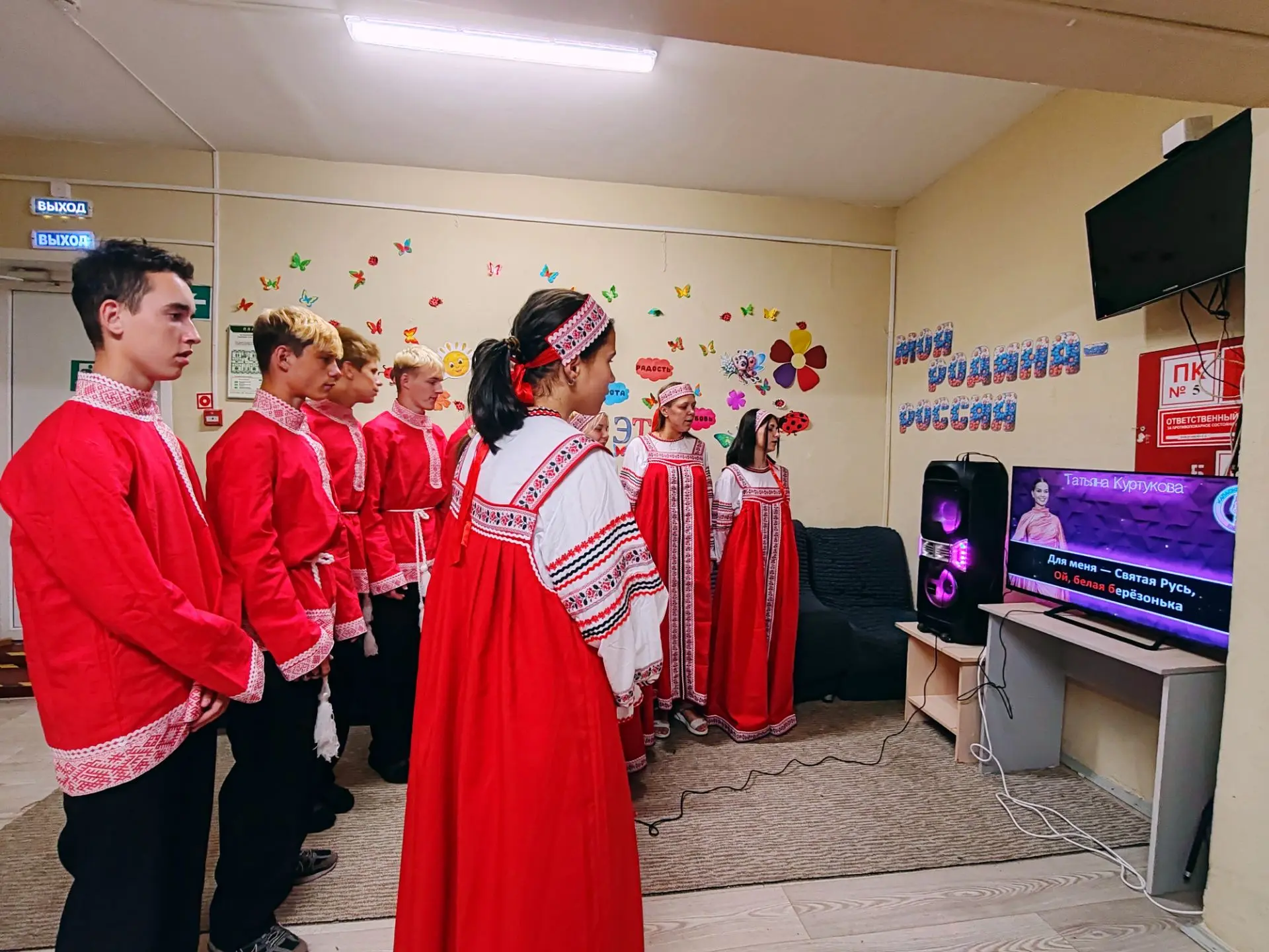 Сегодняшний день прошёл необычно и душевно: наши ребята примерили народные костюмы и ис...