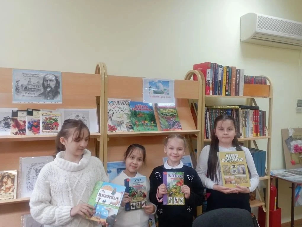 С Днем Земли! Приглашаем на выставку в школьной библиотеке!  Дорогие друзья, ученики и учителя! Сего