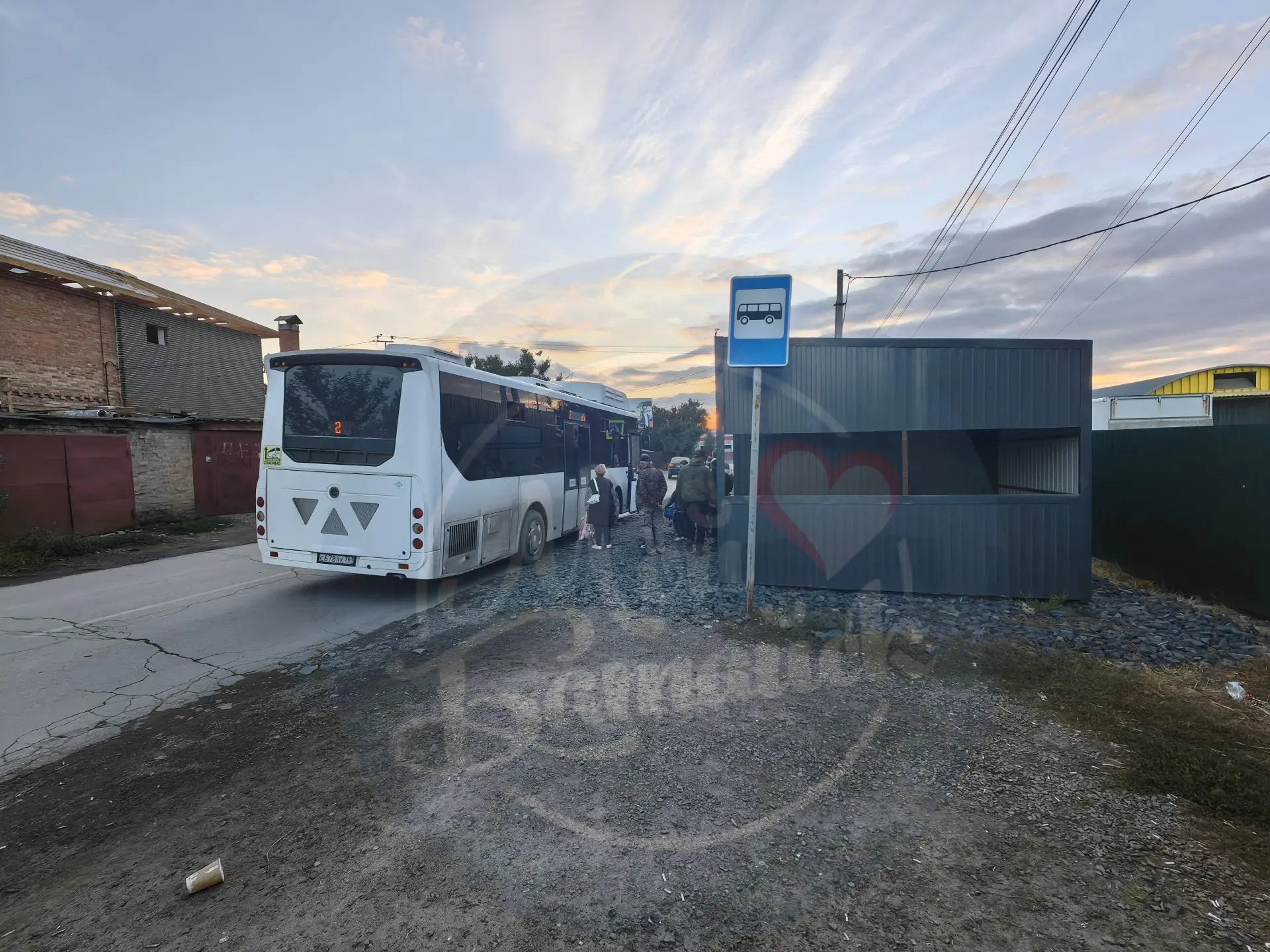 Вместо обычной остановки на Наливной установили ларёк-остановку 🚌