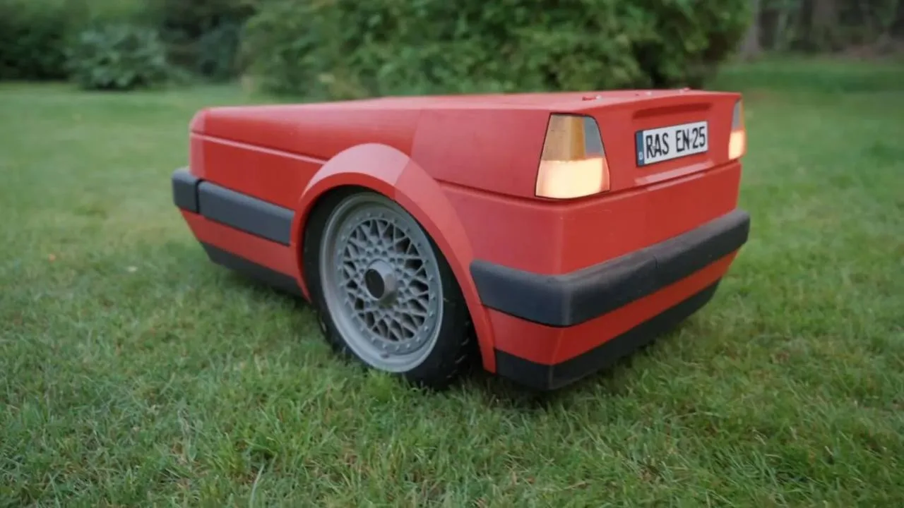Volkswagen Golf II GTI превратился в газонокосилку. Немецкий блогер собрал автономное у...