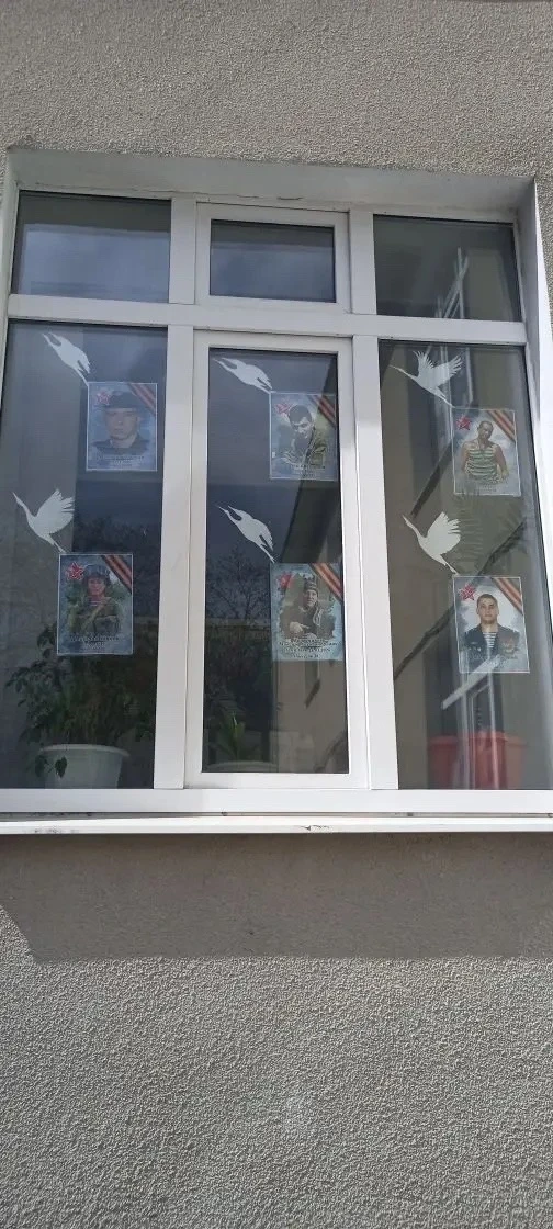 🕊️ Школа, полная памяти и гордости! 🕊️  Представьте: окна нашей школы теперь украшены белыми журавля