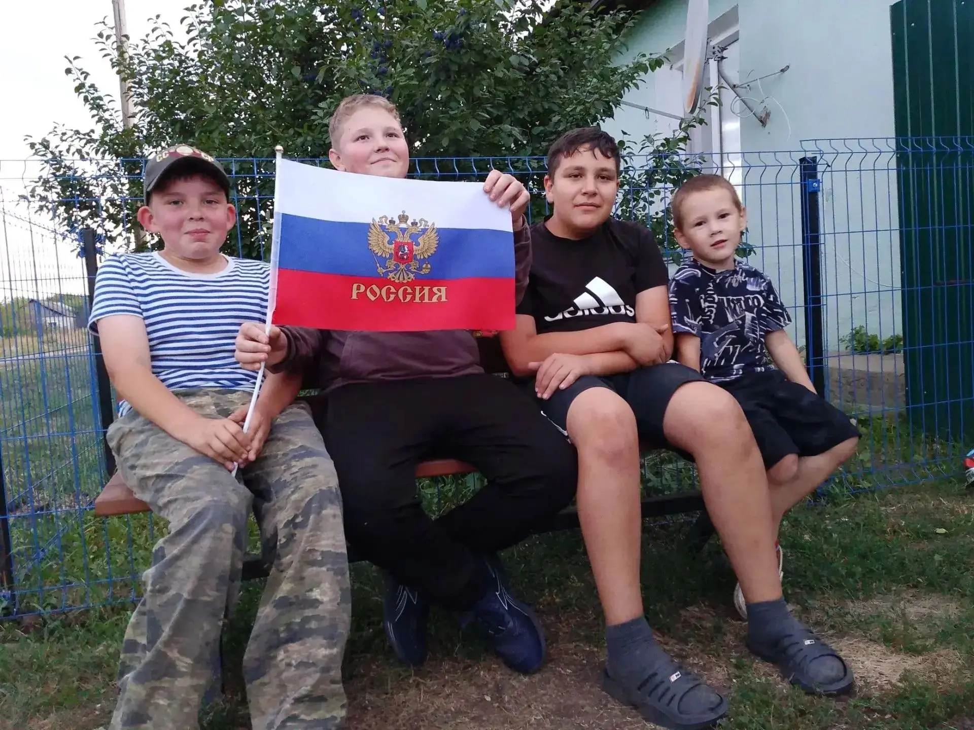 АКЦИЯ «ФЛАГ РОССИИ В КАЖДЫЙ ДОМ», ОРГАНИЗОВАННАЯ ШКОЛЬНИКАМИ, ПРЕОБРАЗИЛА СЕЛО.        ...