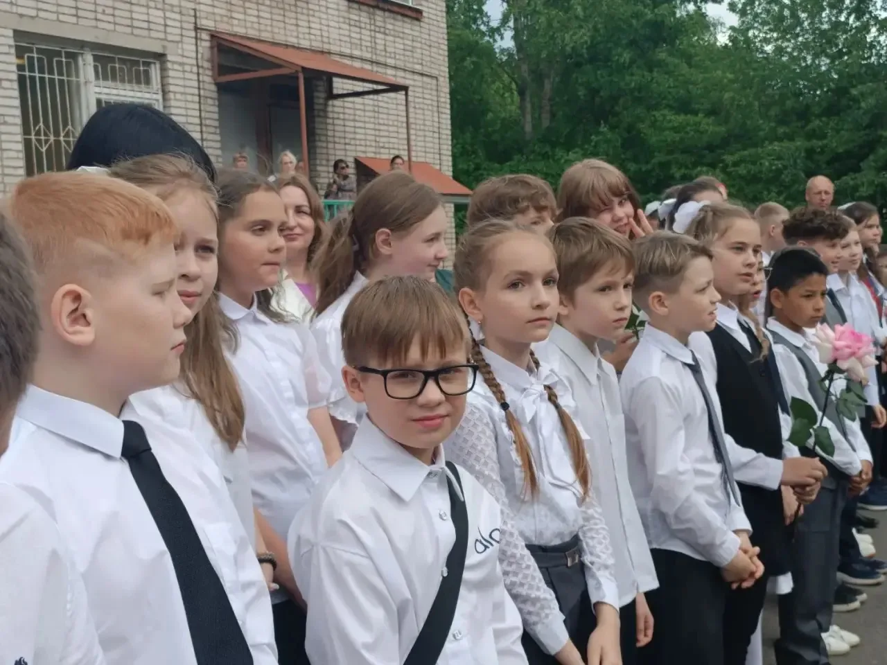 #Школа22 #ТакойДень  📸Сегодня в школе прошла торжественная линейка для четвёртых классов. Ребята при