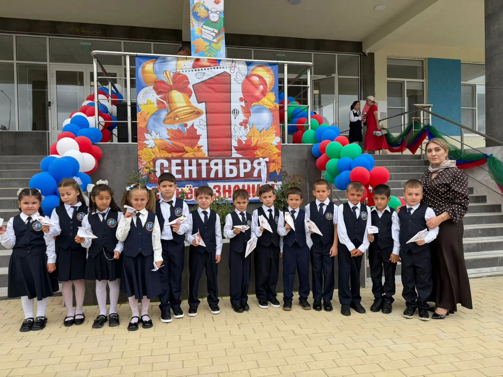 1 сентября наш школьный двор снова наполнился звонким смехом, яркими букетами цветов и ...