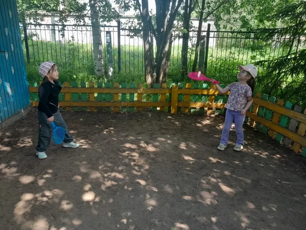 🏸 День ракетки🏸В детском саду ребята старших групп познакомились с игрой Бадминтон.
🏓 Дети узнали