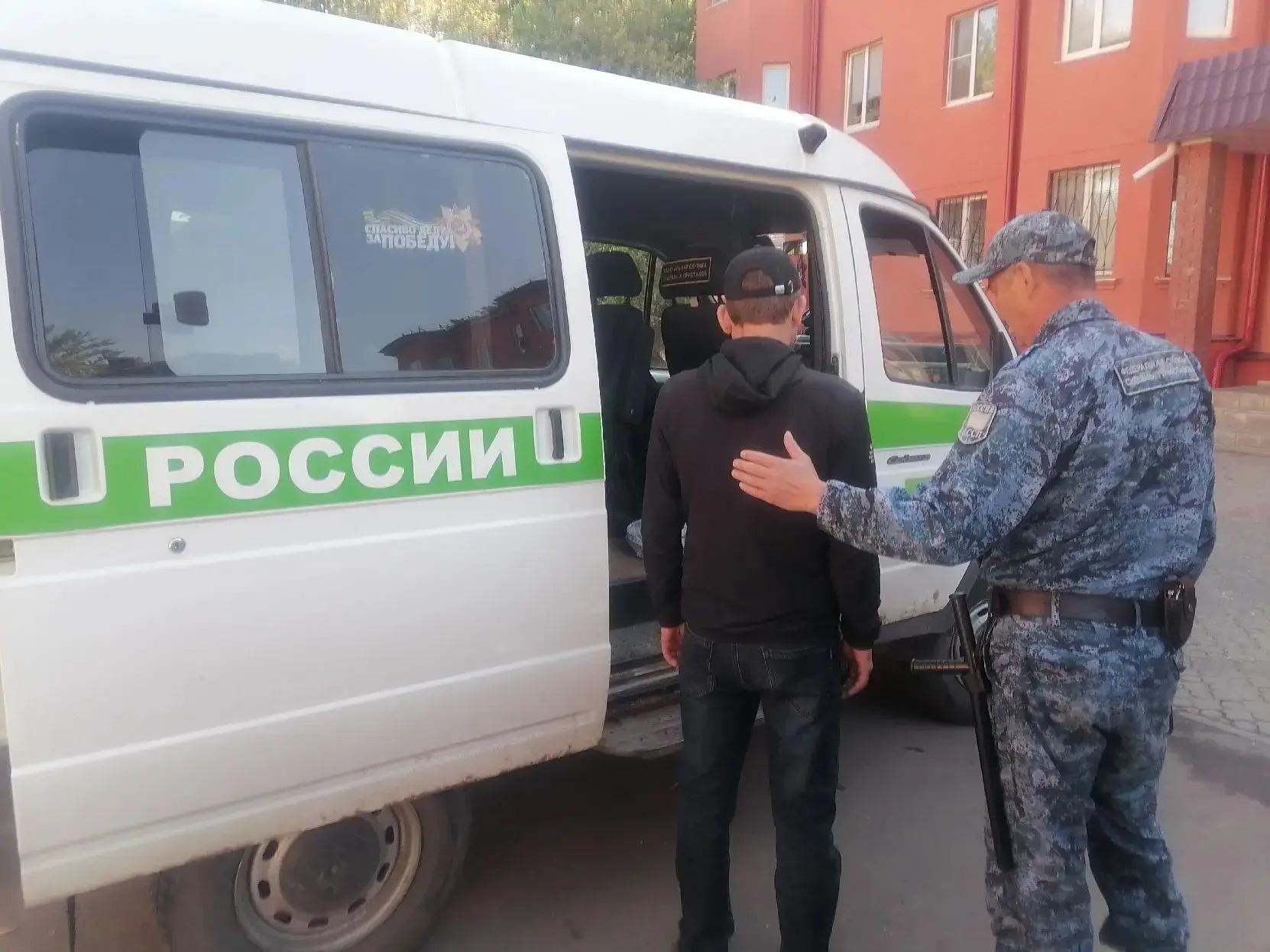 Судебные приставы задержали курянина, разыскиваемого за кражу