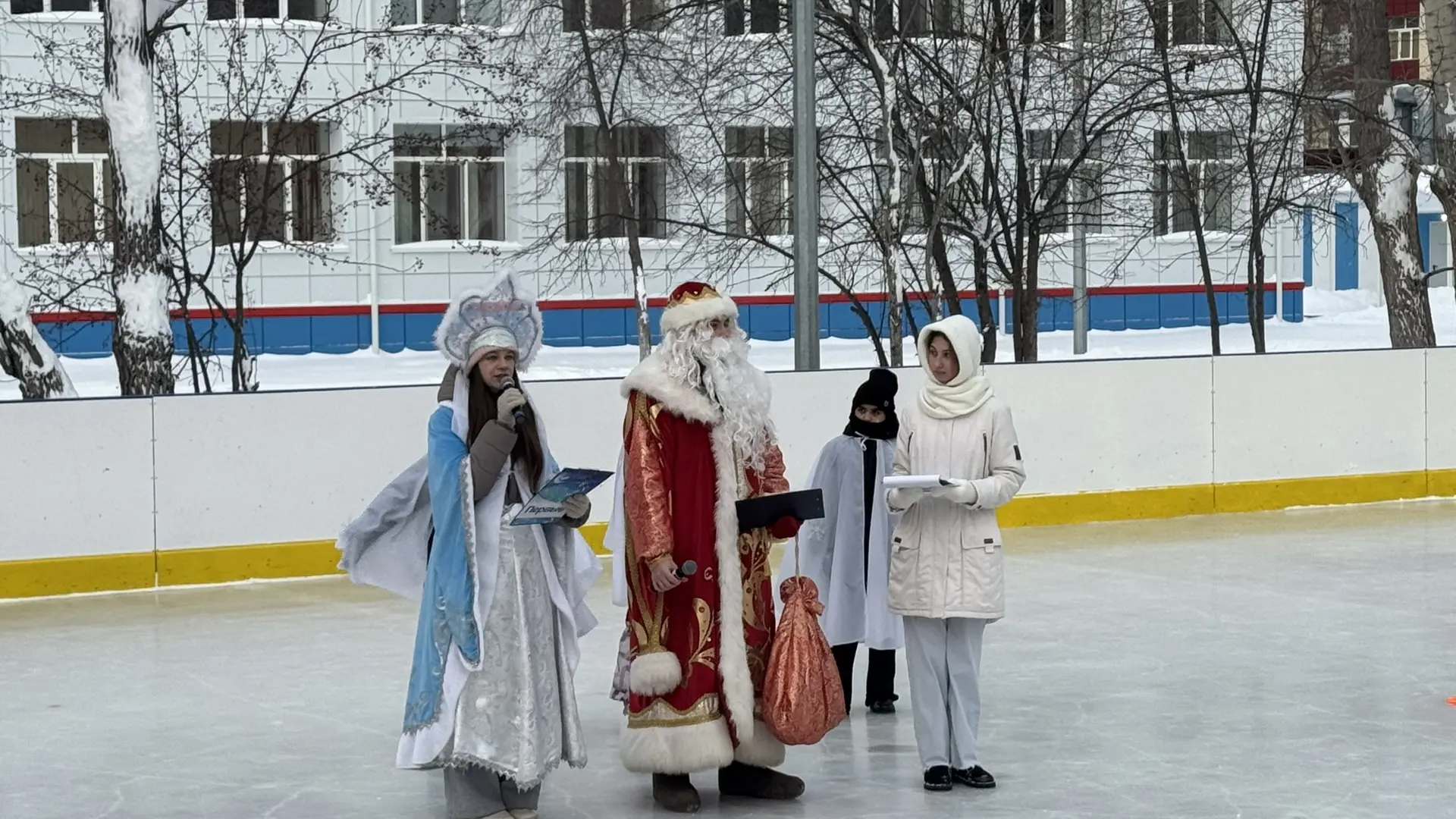🎿 КАТОК ОТКРЫТ!  В лицее состоялось яркое открытие зимнего катка! Наши волшебники Дед Мороз и Снегур