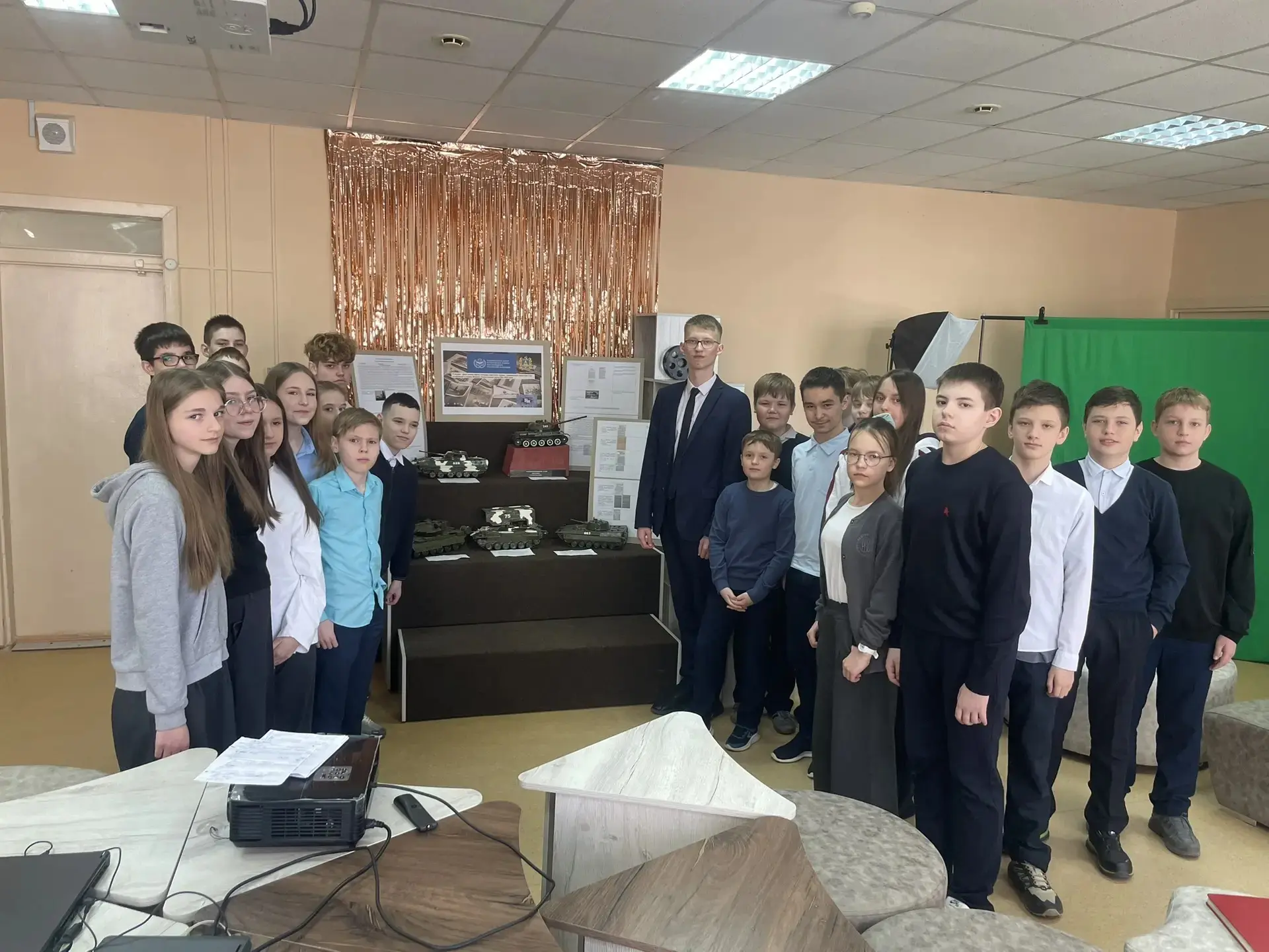 📅 Ежедневно на этой неделе наши ученики 10 «А» класса — Фомкин Артём и Чагорский Дмитрий — под руков