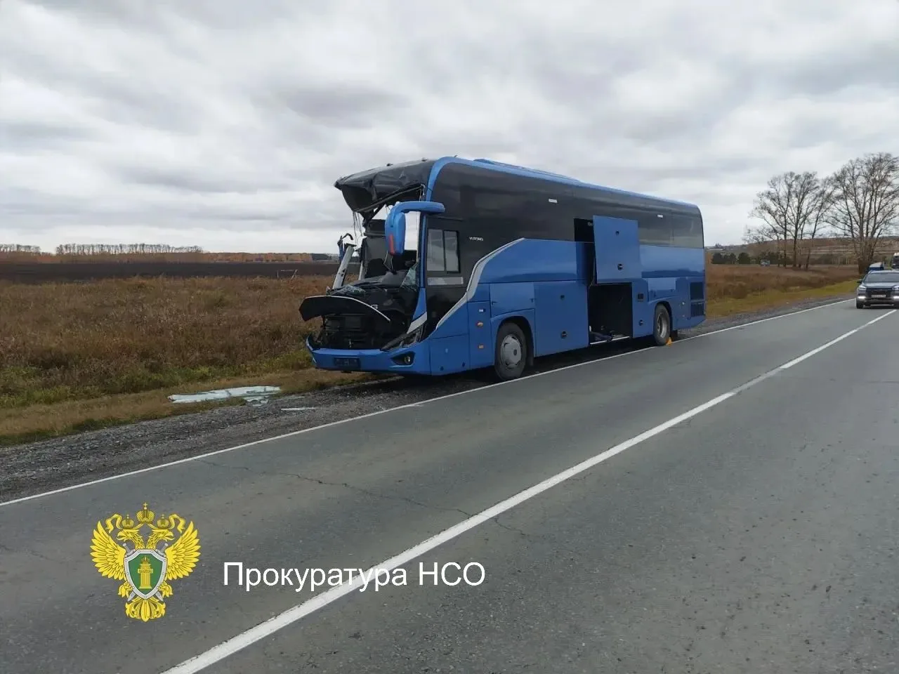 Грузовик столкнулся с рейсовым автобусом на трассе в Новосибирской области, сообщает Го...