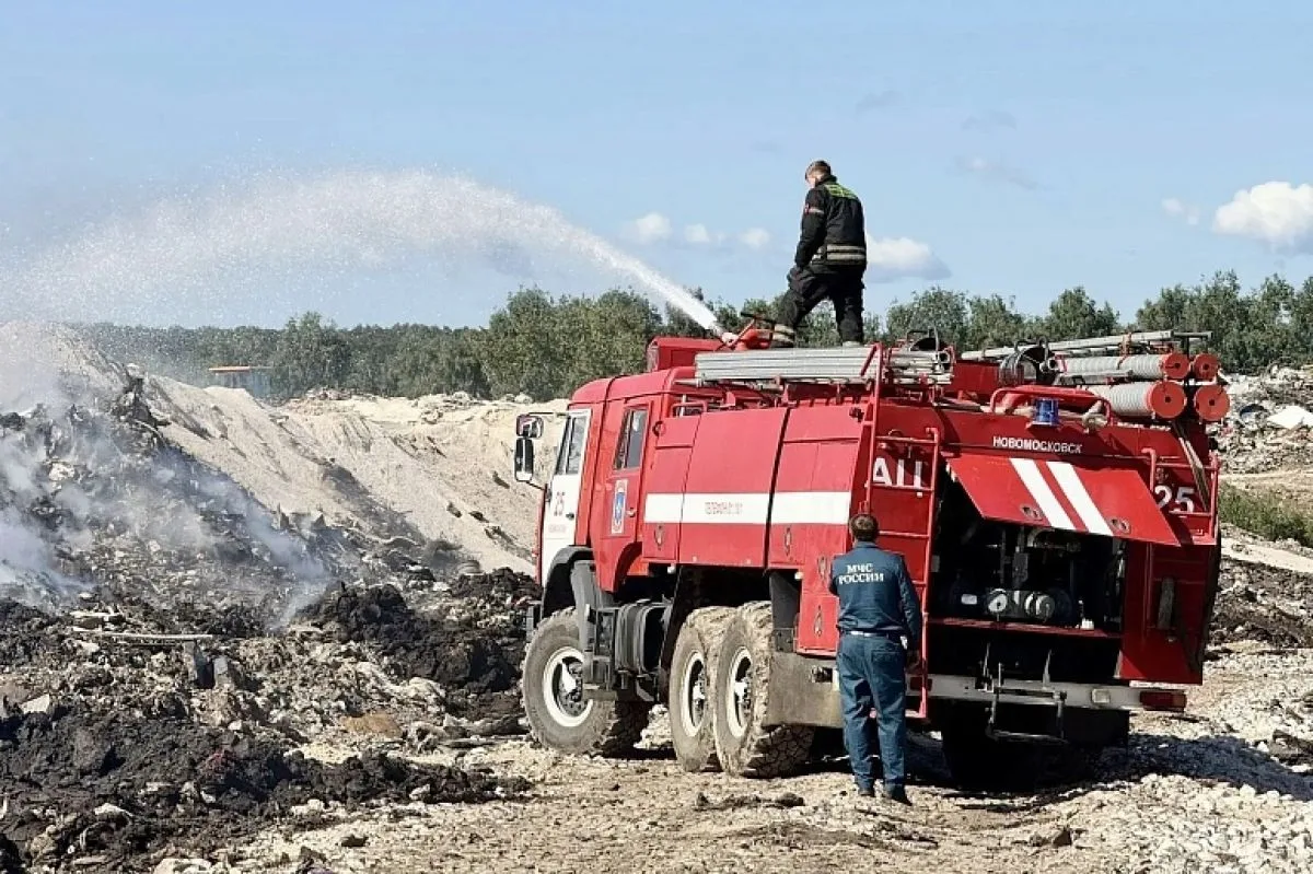 В Веневском районе продолжается ликвидация пожара на мусорном полигоне: ведется монитор...
