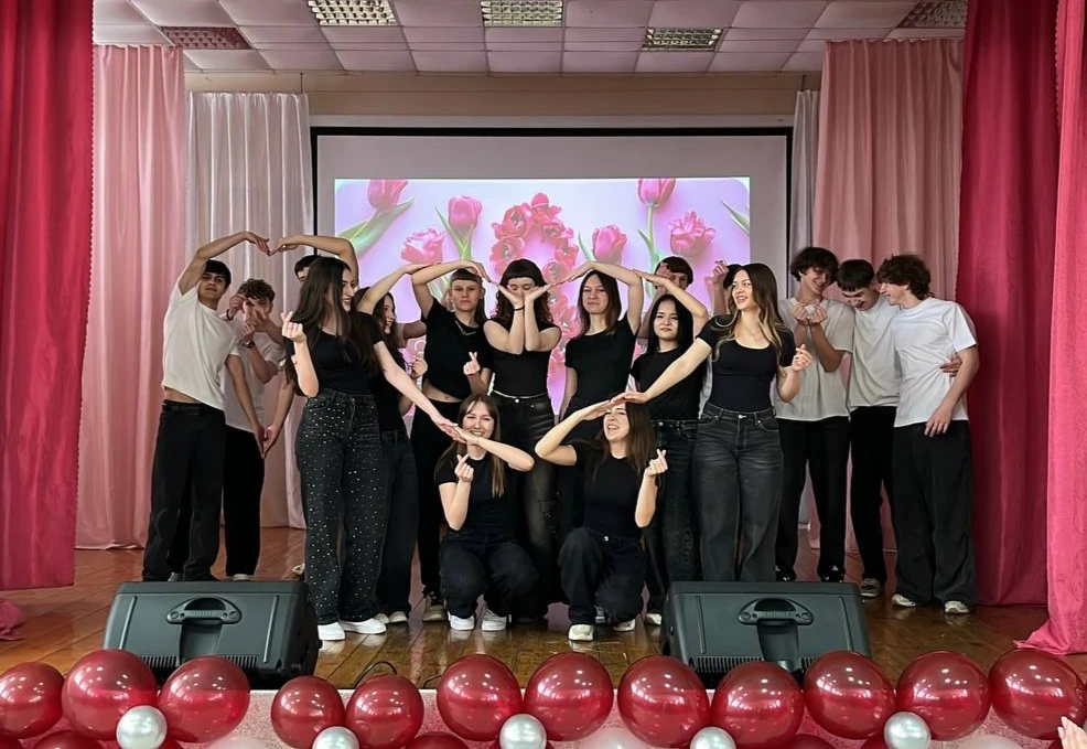 🌷Сегодня в нашей школе царила особая, праздничная атмосфера. Мы собрались вместе, чтобы поздравить н