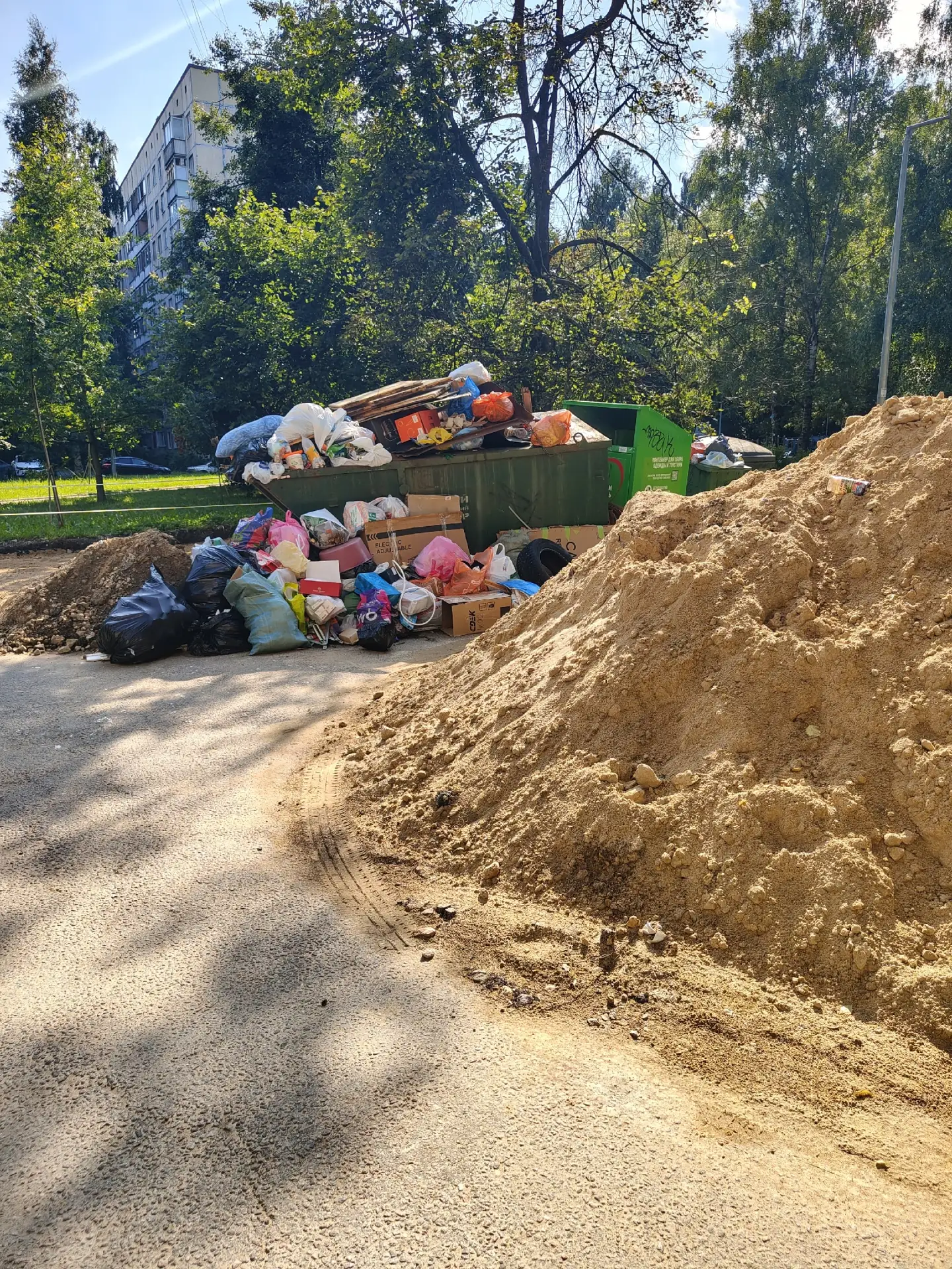 Вот такая у нас "красота" Во дворе по Придорожной аллеи дом 1/153. Помойку демонтировал...