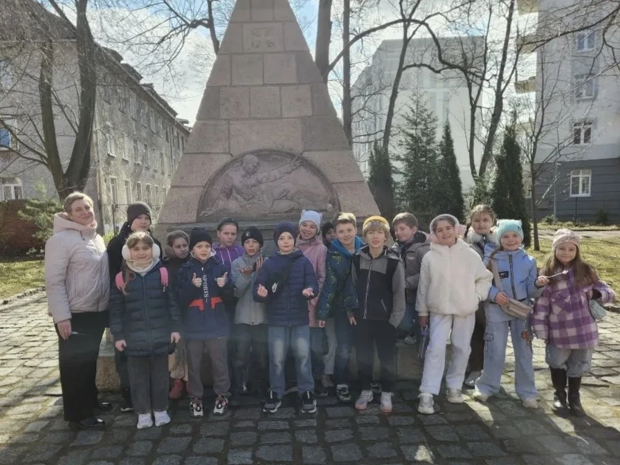 Каникулы с пользой☀️  Учащиеся 2«А» и 2«Г» классов совершили совместную пешую экскурсию к памятному 