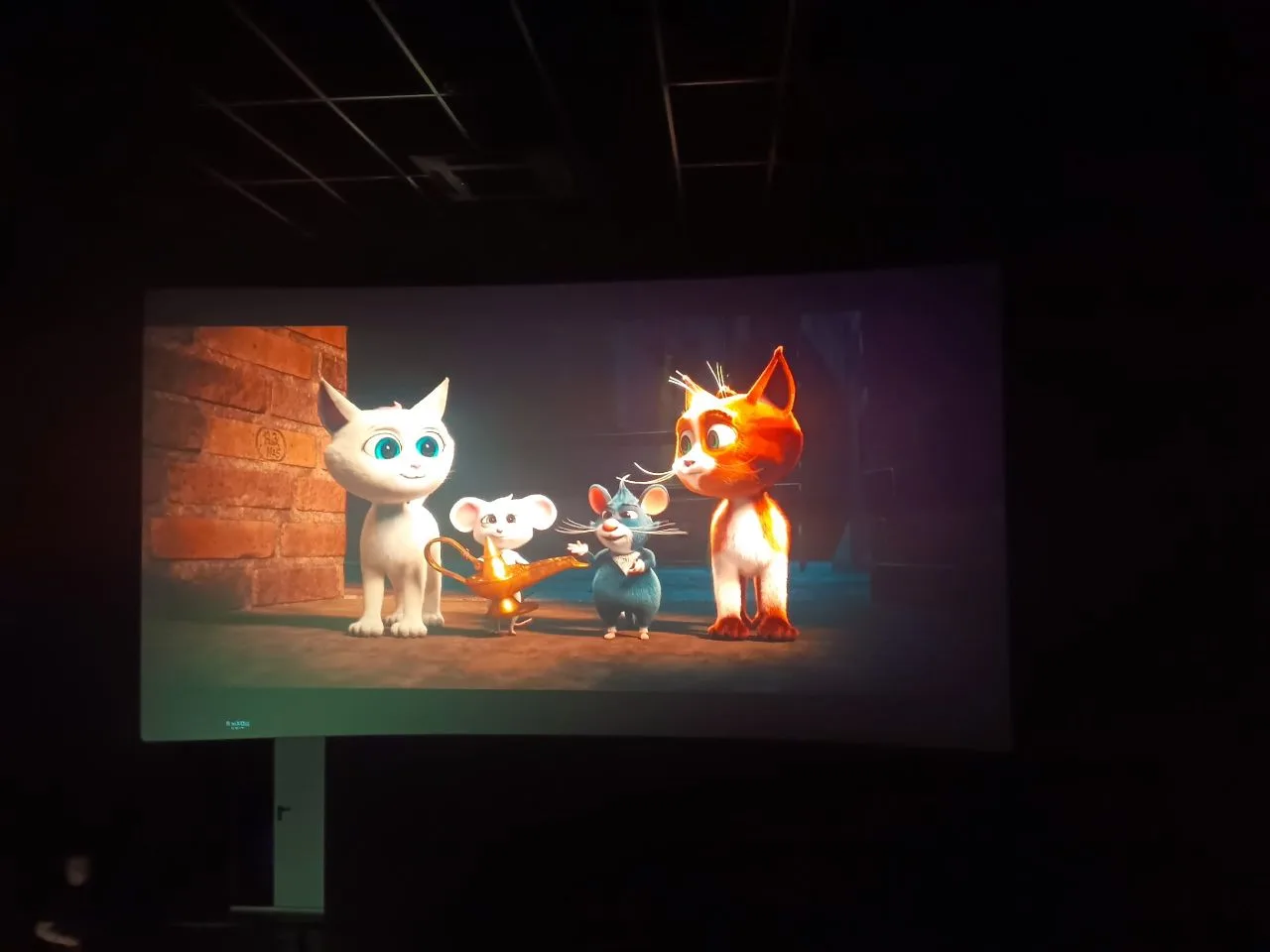 🎬 4 «Д» класс посетили кинотеатр «Синема 5». Ребята посмотрели замечательный мультфильм: «Коты Эрмит