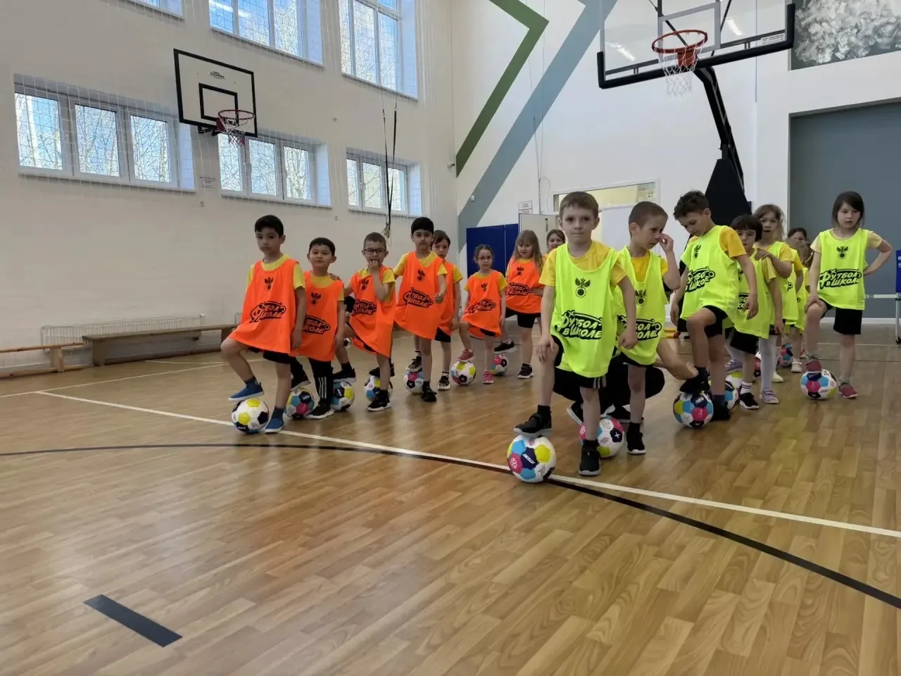 ⭐ Звёздочки футбола — в гостях у школы! ⚽  Сегодня на базе МАОУ СОШ №1 г. Светлогорска в рамках прое
