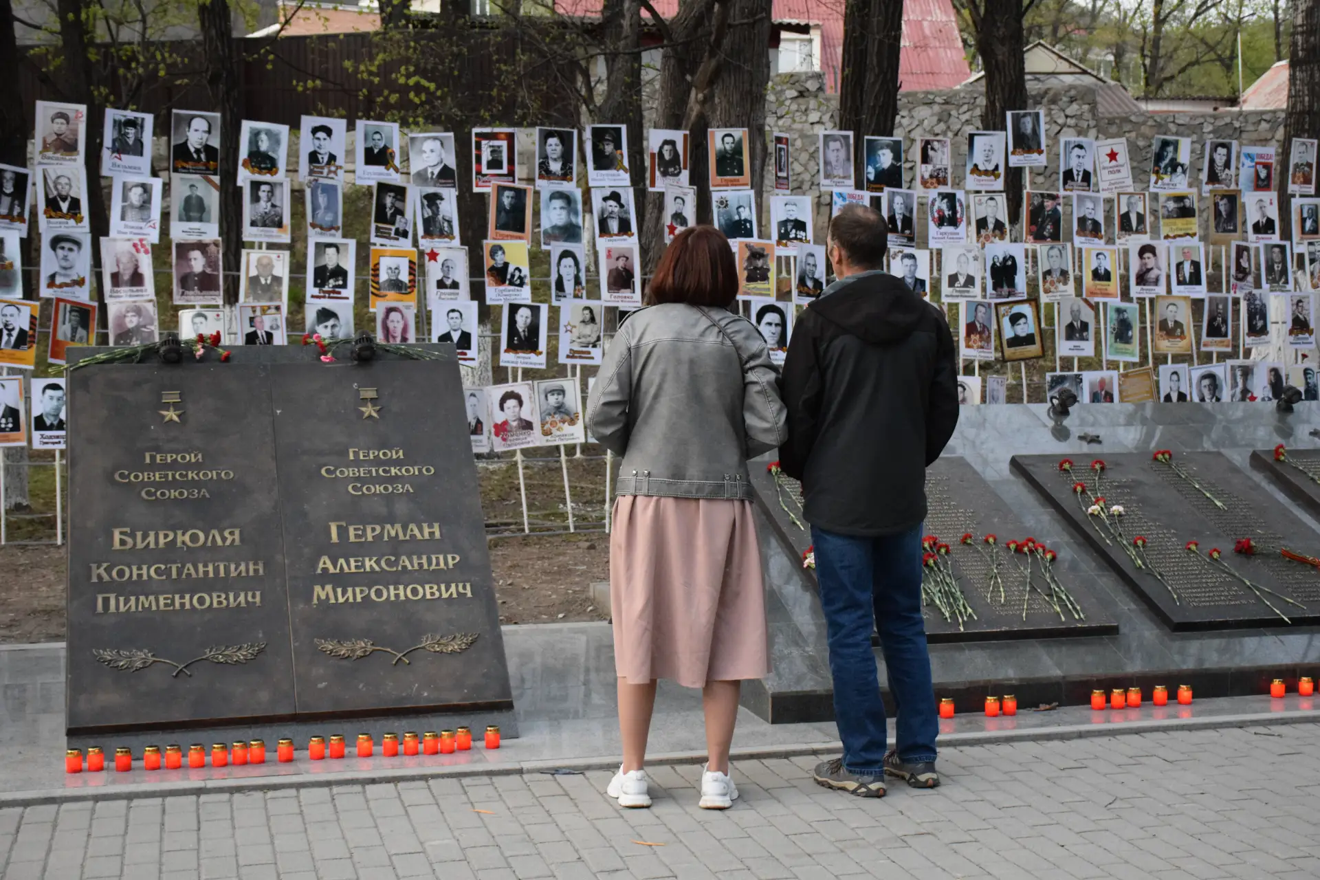 «Свечи памяти» зажгли в Дальнегорске  9 мая глава округа Александр Теребилов с дальнегорцами присоед