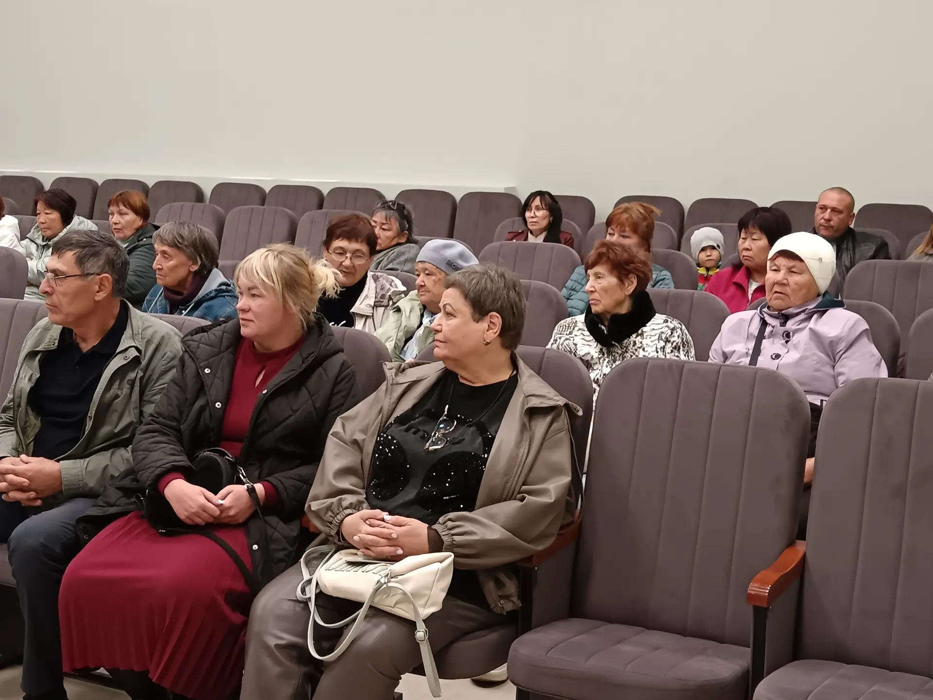Провела встречу с населением в селе Красногорск совместно с коллегами