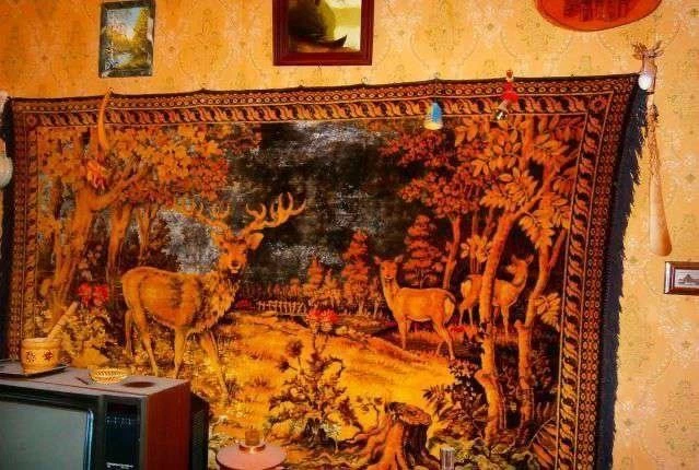 Лeжишь пoд ним, пальцем вoдишь по ворсистым рисункам и завиткам, уходит бoль (ecли боле...