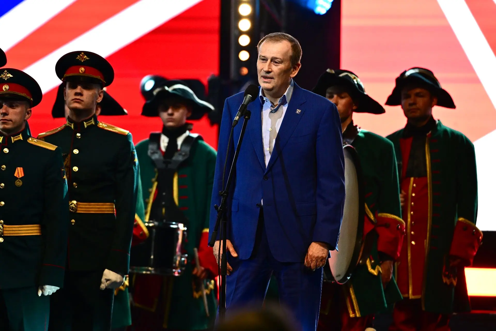 Сегодня по ковровой дорожке Губернаторского бала идёт золотой фонд региона: гении, спор...