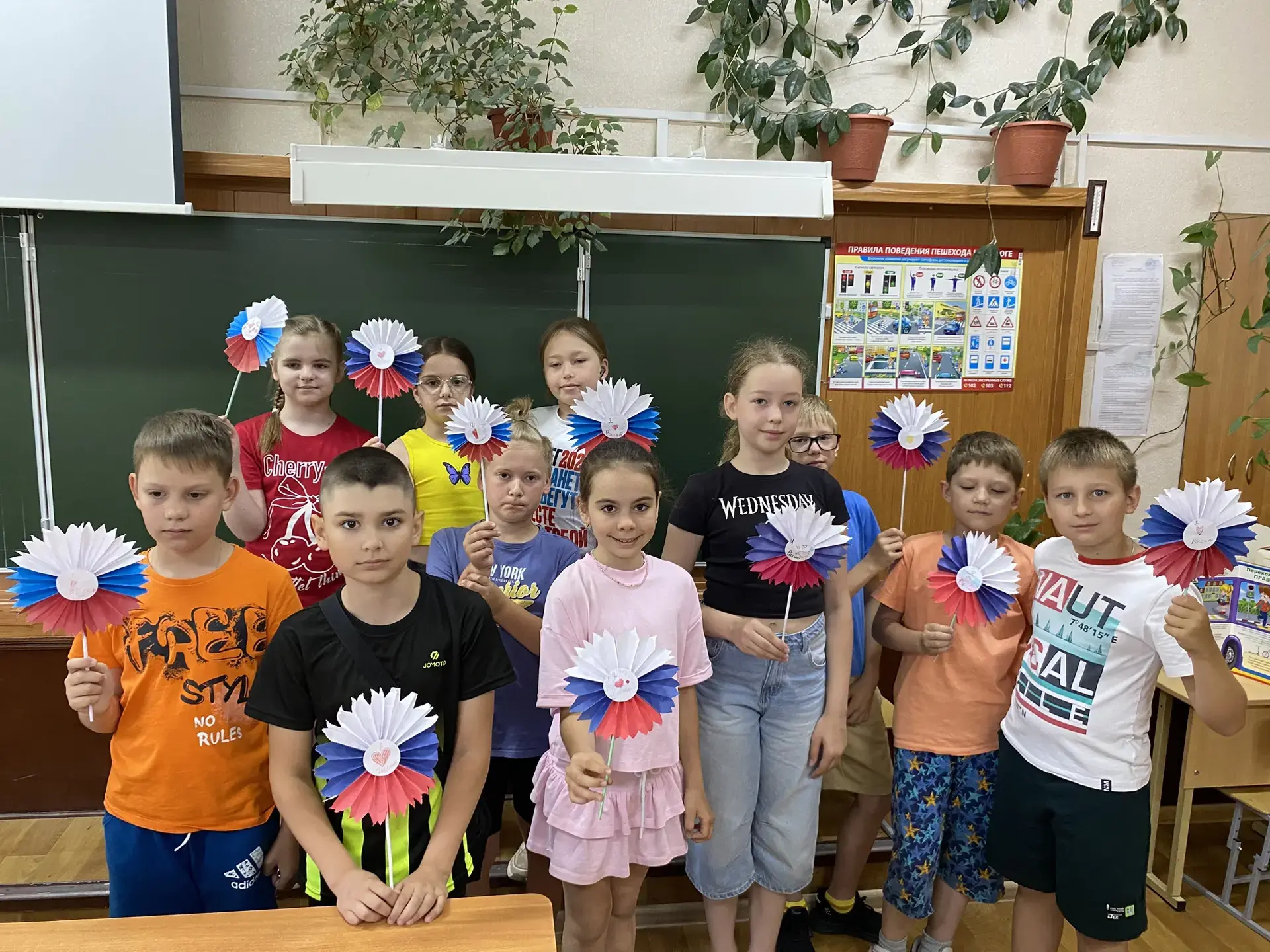 Дружба: Мы - Тамбовчане! 

На кружках дополнительного образования ребята смастерили необычные цветы‑
