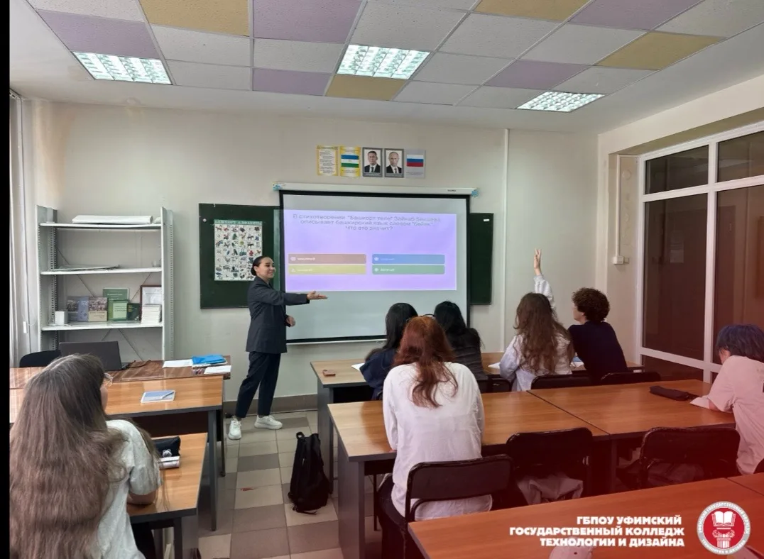 Преподаватель башкирского языка Амирова А. К. совместно с  советником директора Галеево...