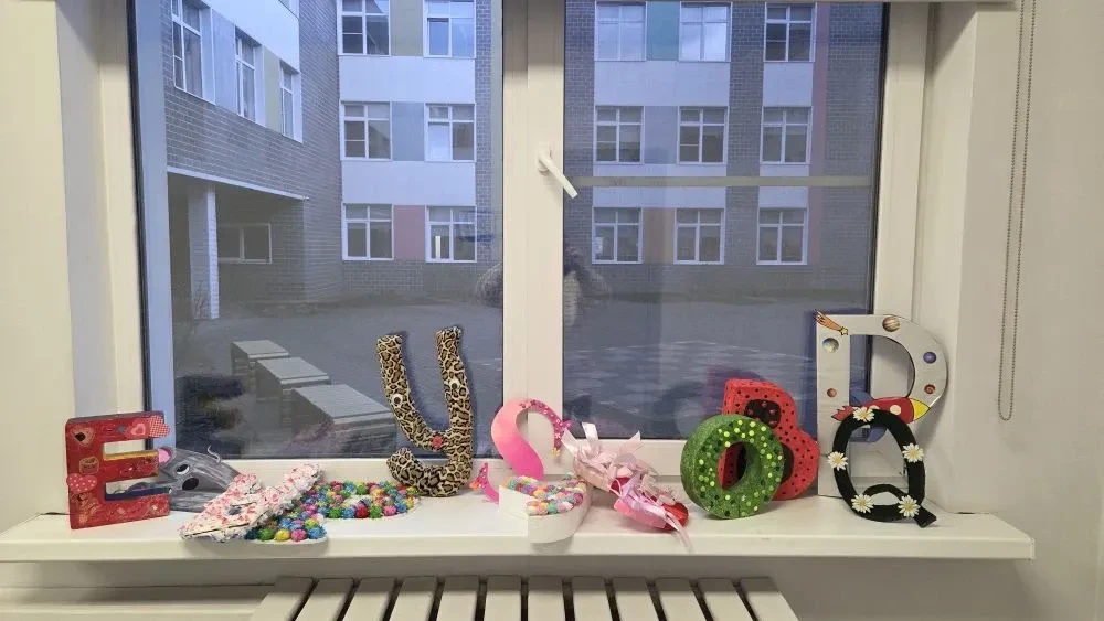 🎨 Самые маленькие участники Недели иностранных языков — ученики начальной школы — нарядили буквы анг